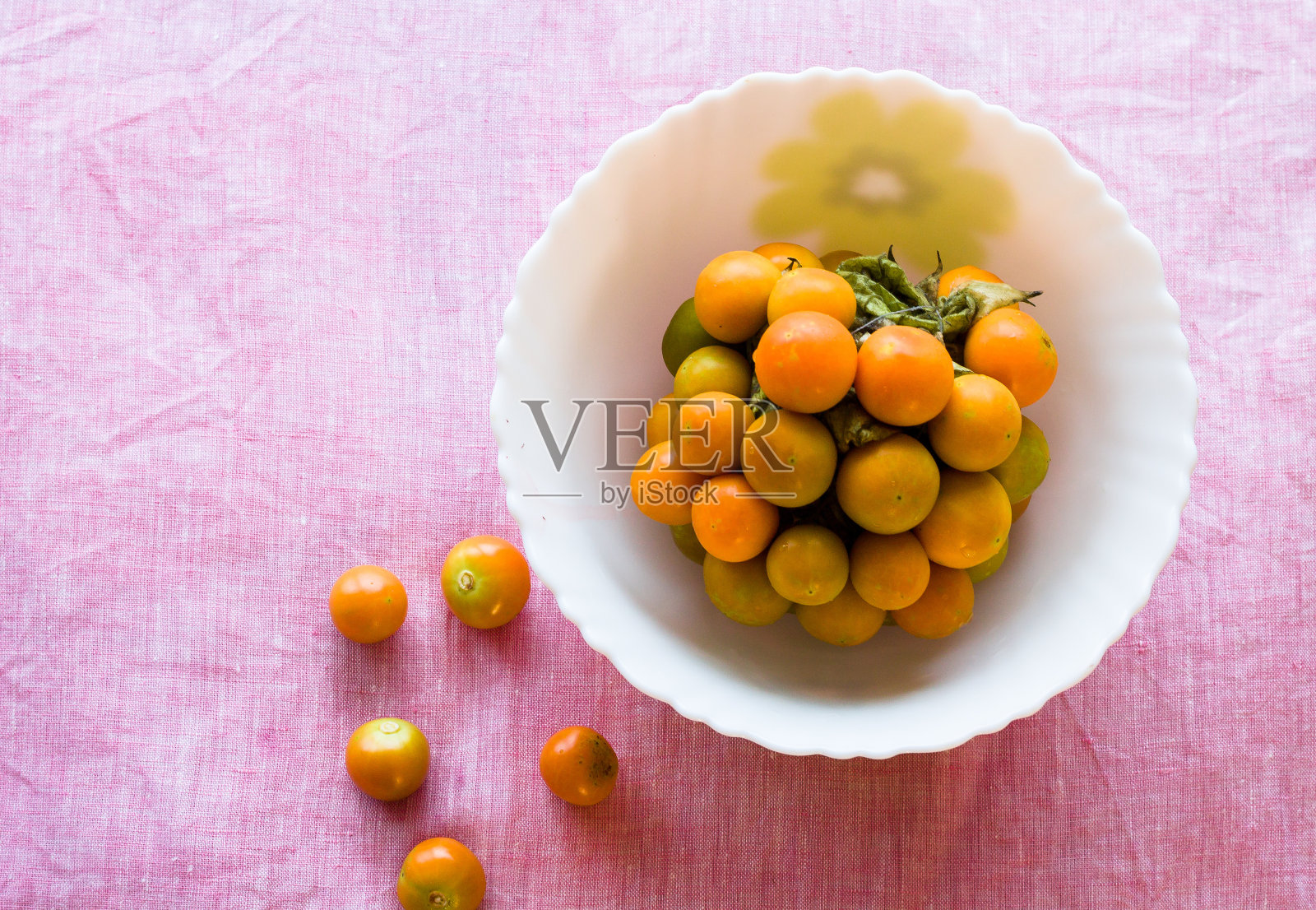 水果碗与甜口味的黑醋栗，孤立在光的背景。顶视图,特写照片摄影图片