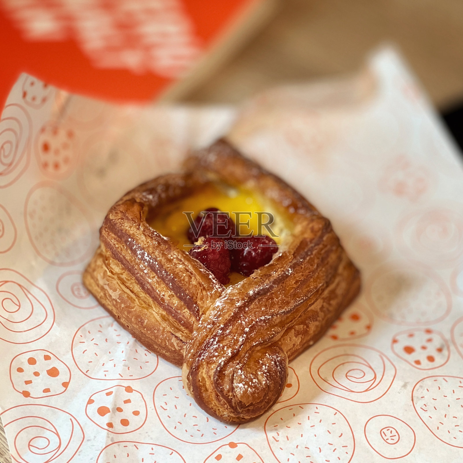 蔓越莓丹麦粉和树枝照片摄影图片