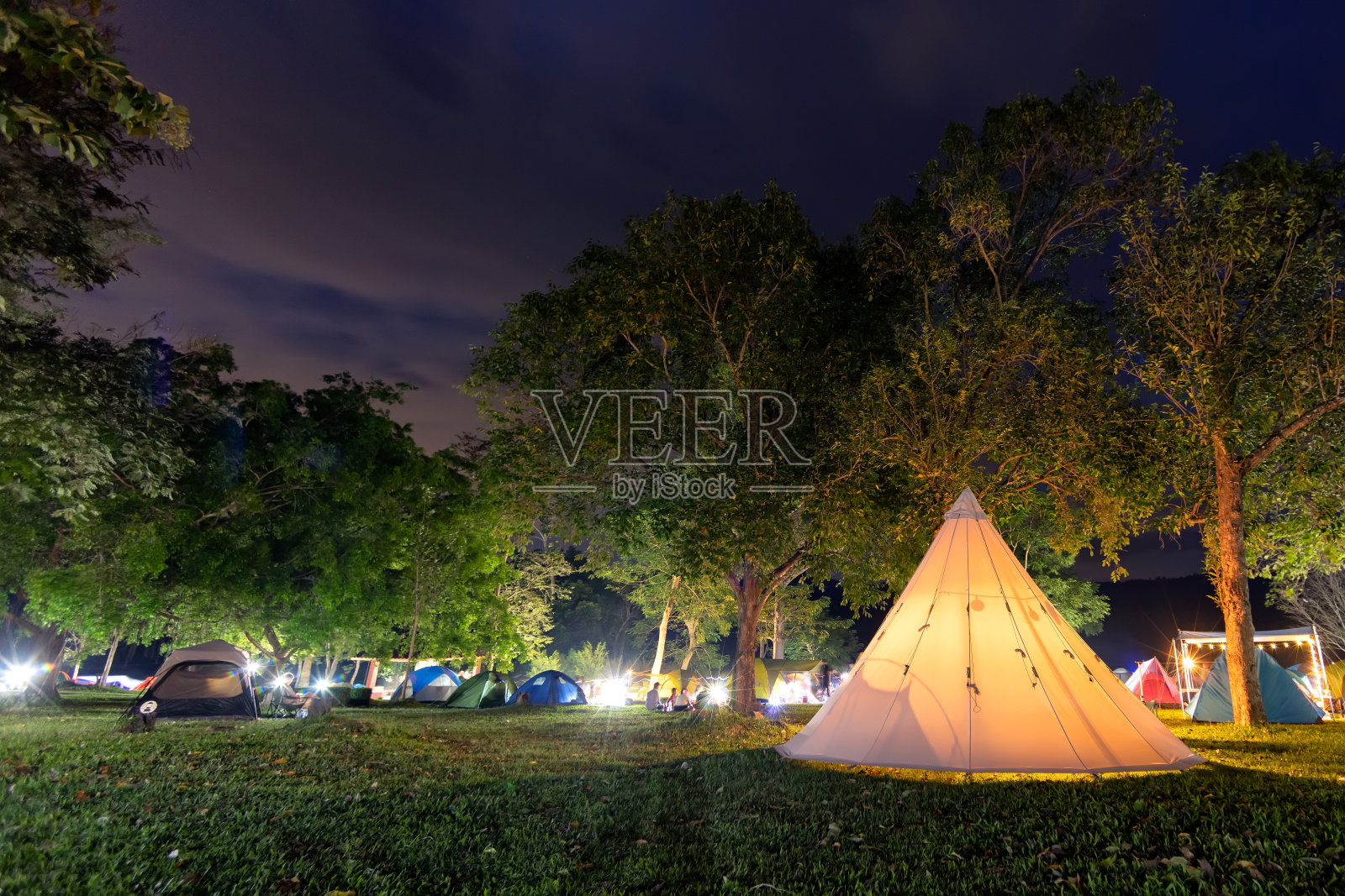 在泰国山区的国家公园里搭帐篷过夜照片摄影图片