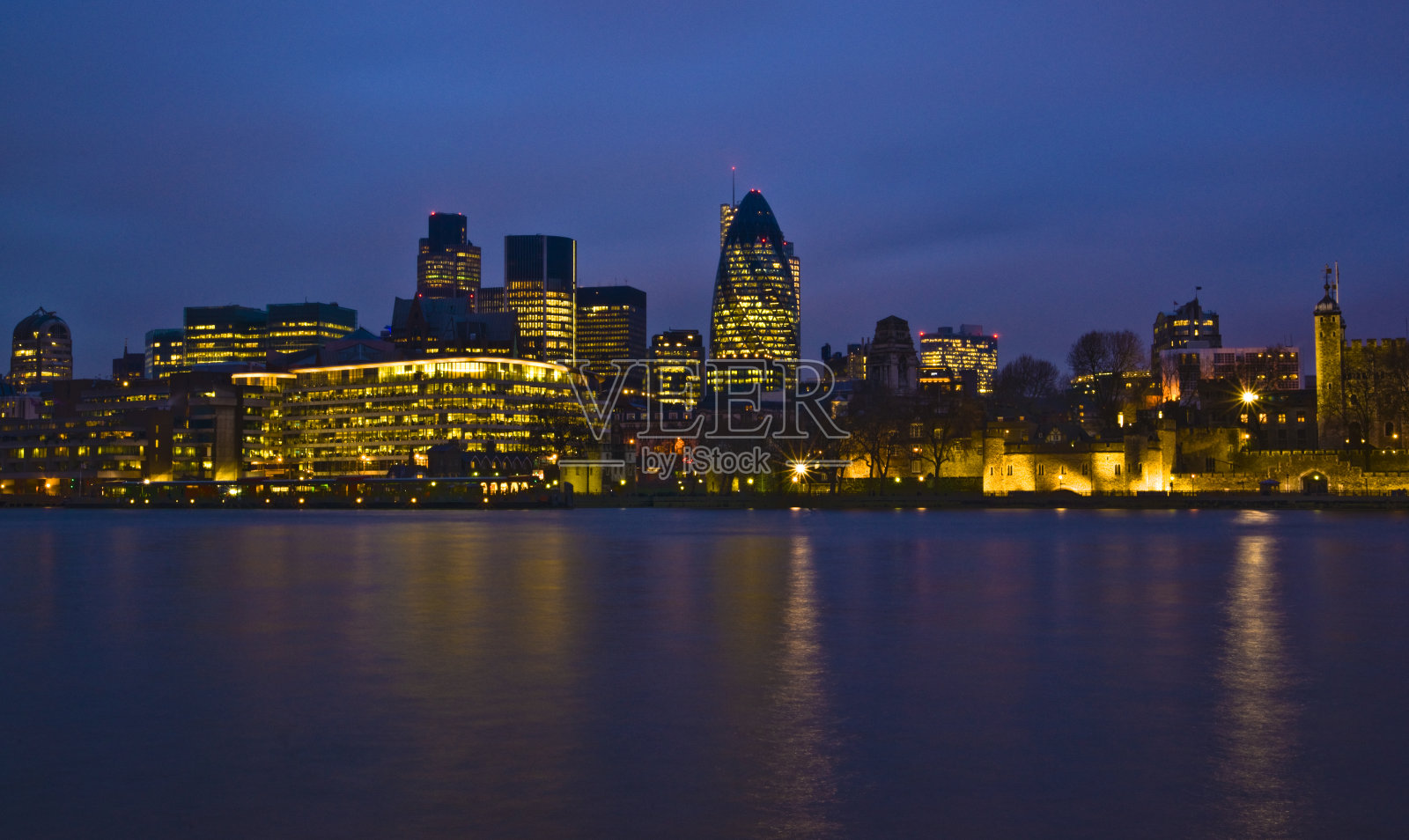 伦敦城市天际线的夜晚，市中心的金融中心照片摄影图片