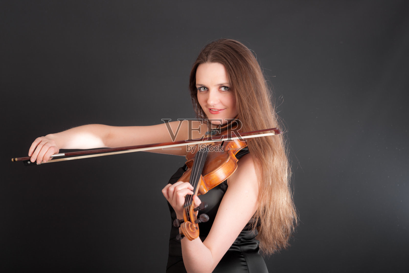 小提琴家的肖像照片摄影图片