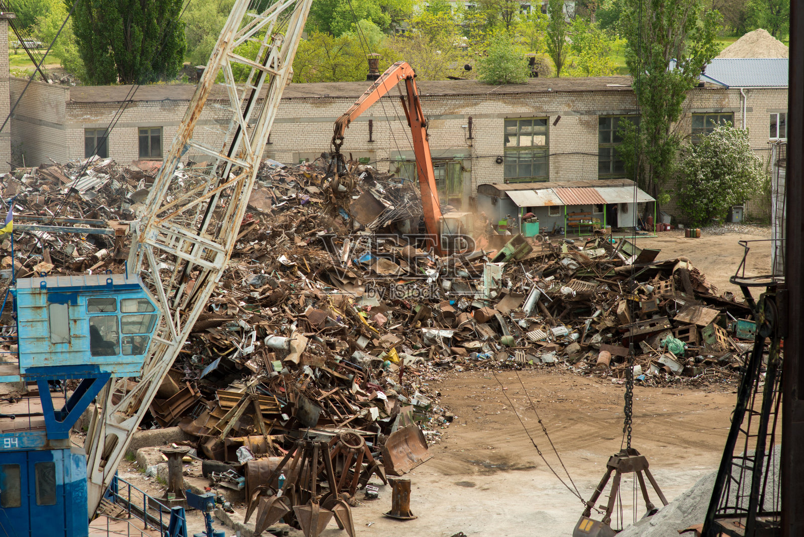 起重机装载机在港口装载一堆废金属照片摄影图片