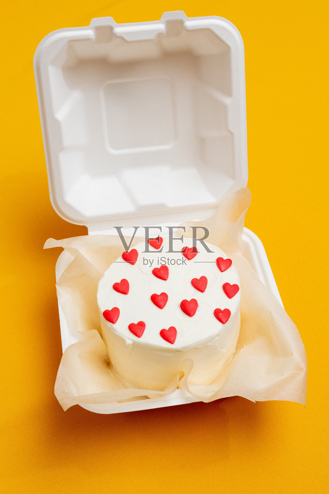 用生态包装的小红心做成的圆形便当蛋糕。甜品、食品、糖果网站图片。有选择性的重点。照片摄影图片