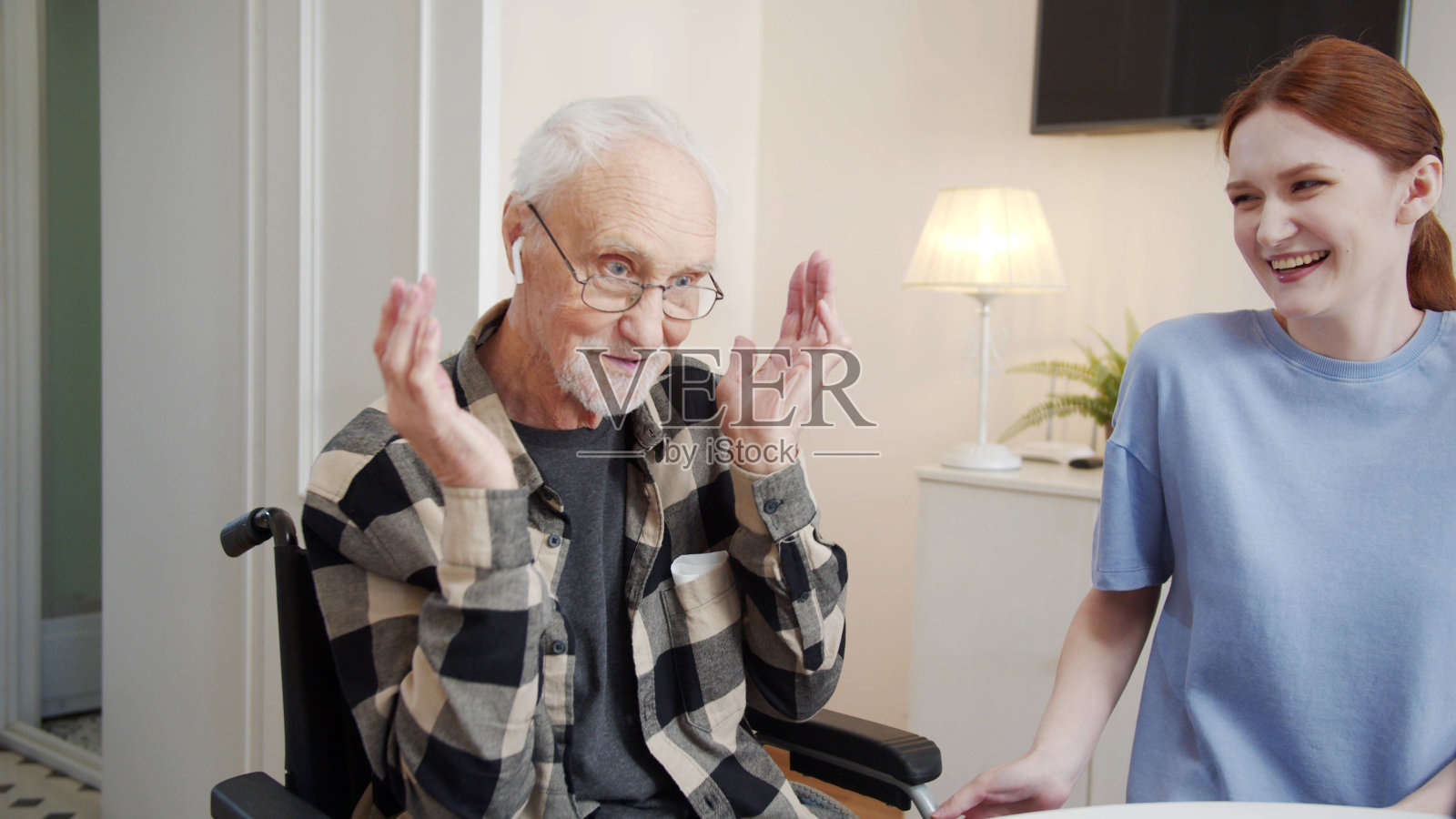 坐在轮椅上的爷爷很喜欢无线耳机照片摄影图片