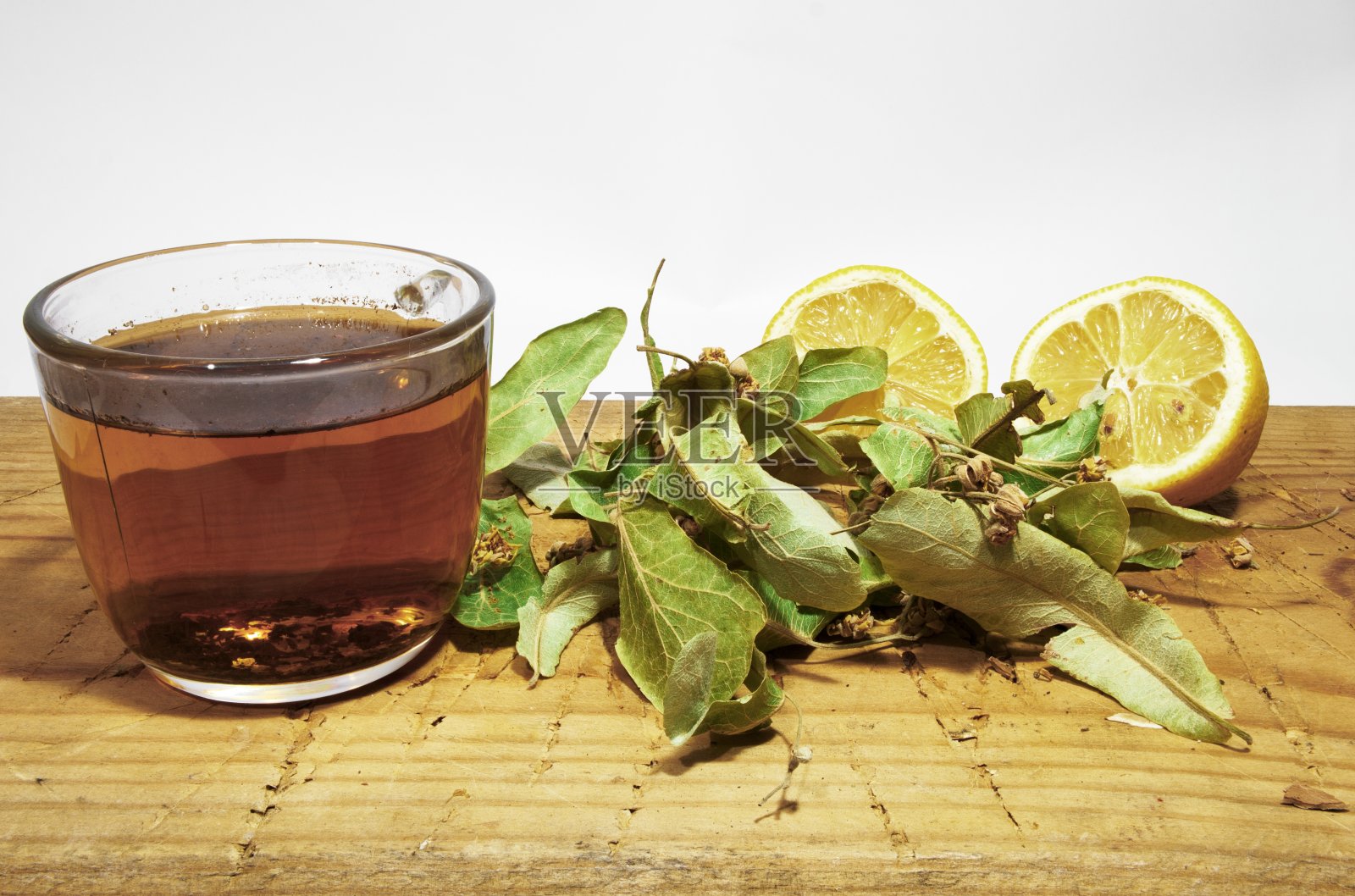 杯子里装着椴树茶和青柠茶照片摄影图片
