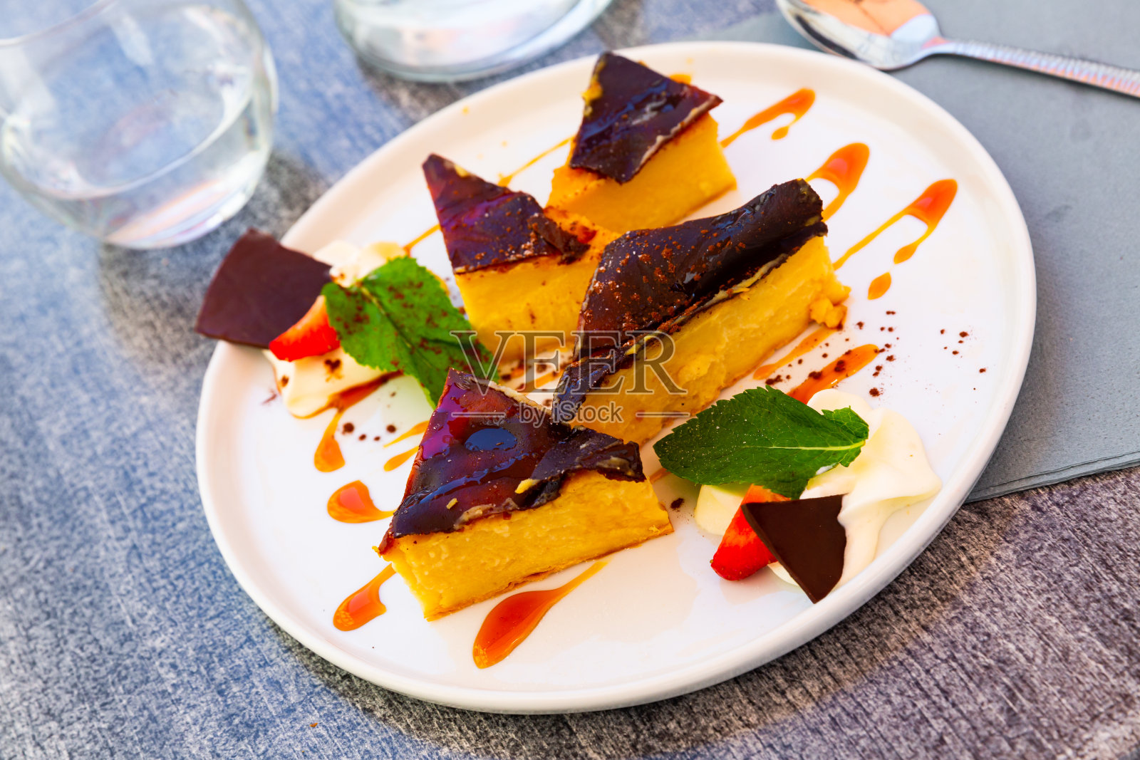 白色盘子上的蛋挞，法式美食照片摄影图片