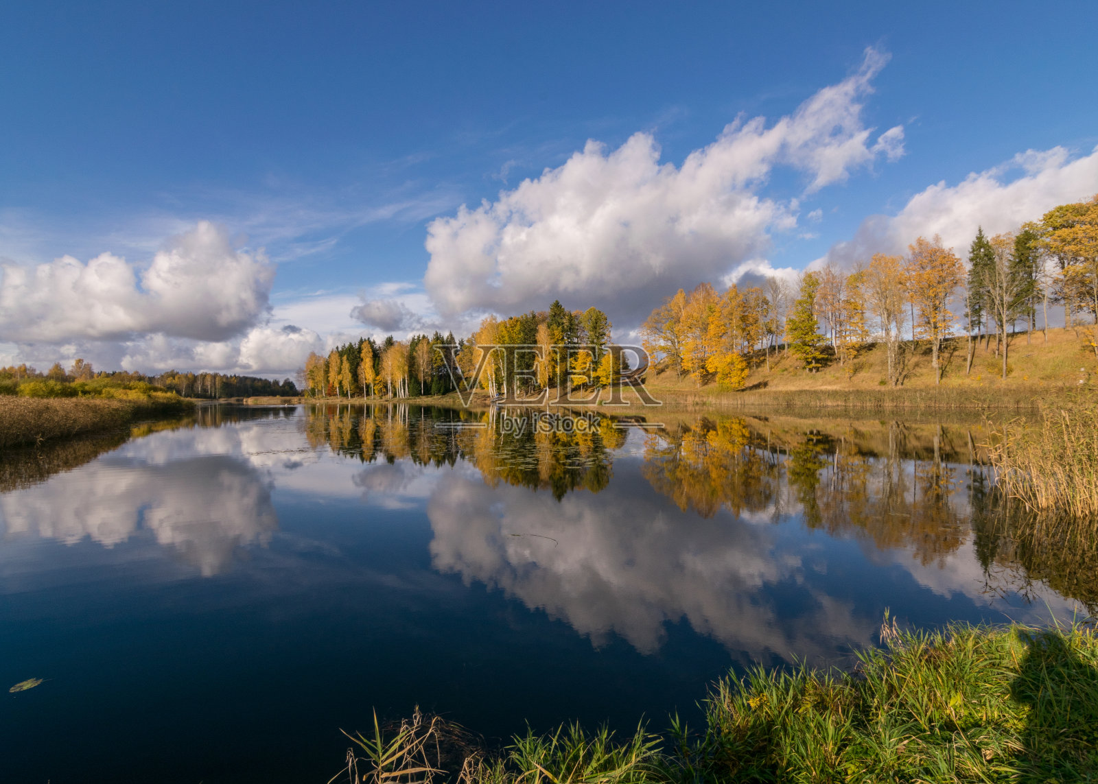 多彩的秋天的全景，黄色的树在湖边，美丽和彩色的倒影在平静的湖水，金色的秋天照片摄影图片