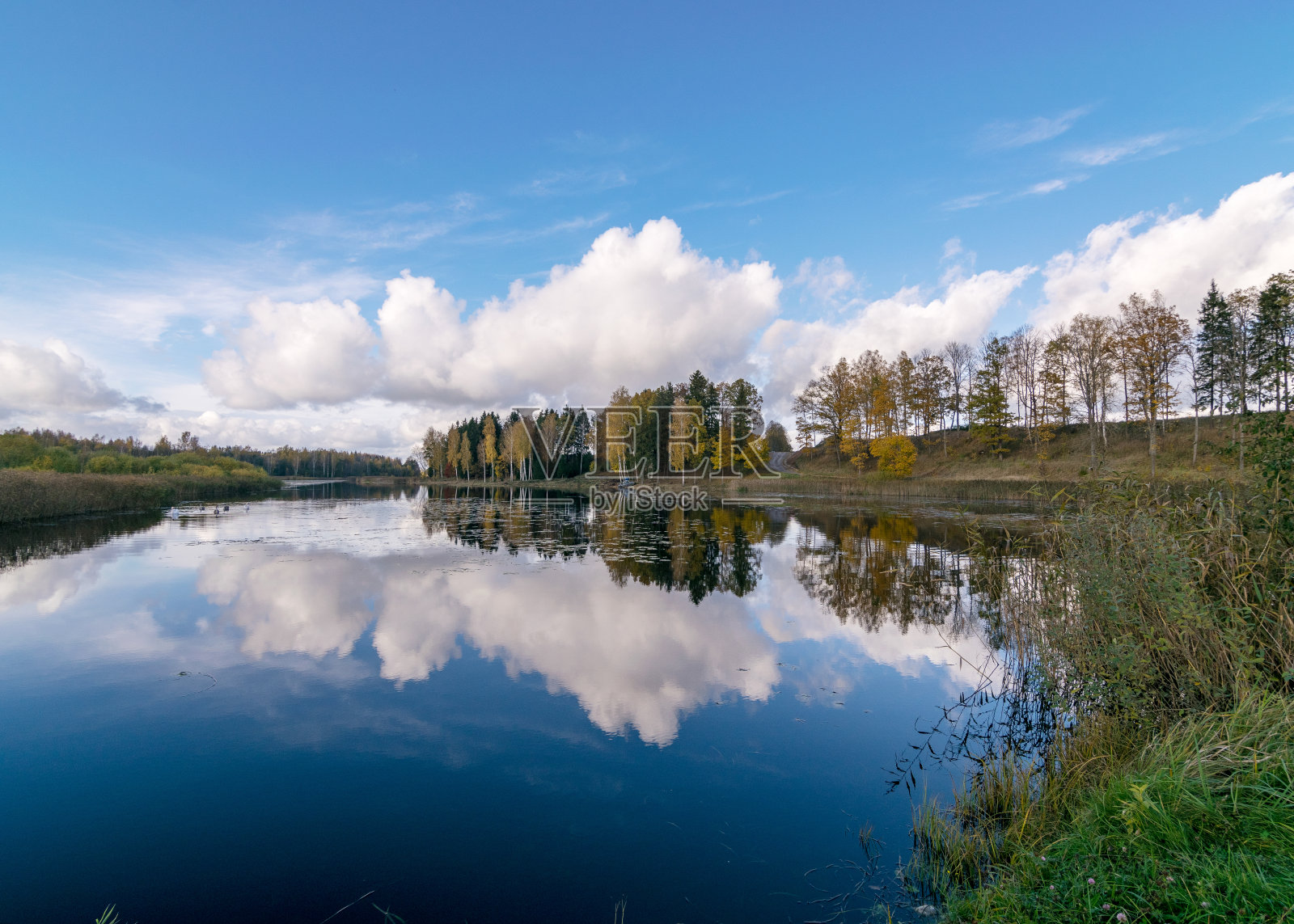 多彩的秋天的全景，黄色的树在湖边，美丽和彩色的倒影在平静的湖水，金色的秋天照片摄影图片