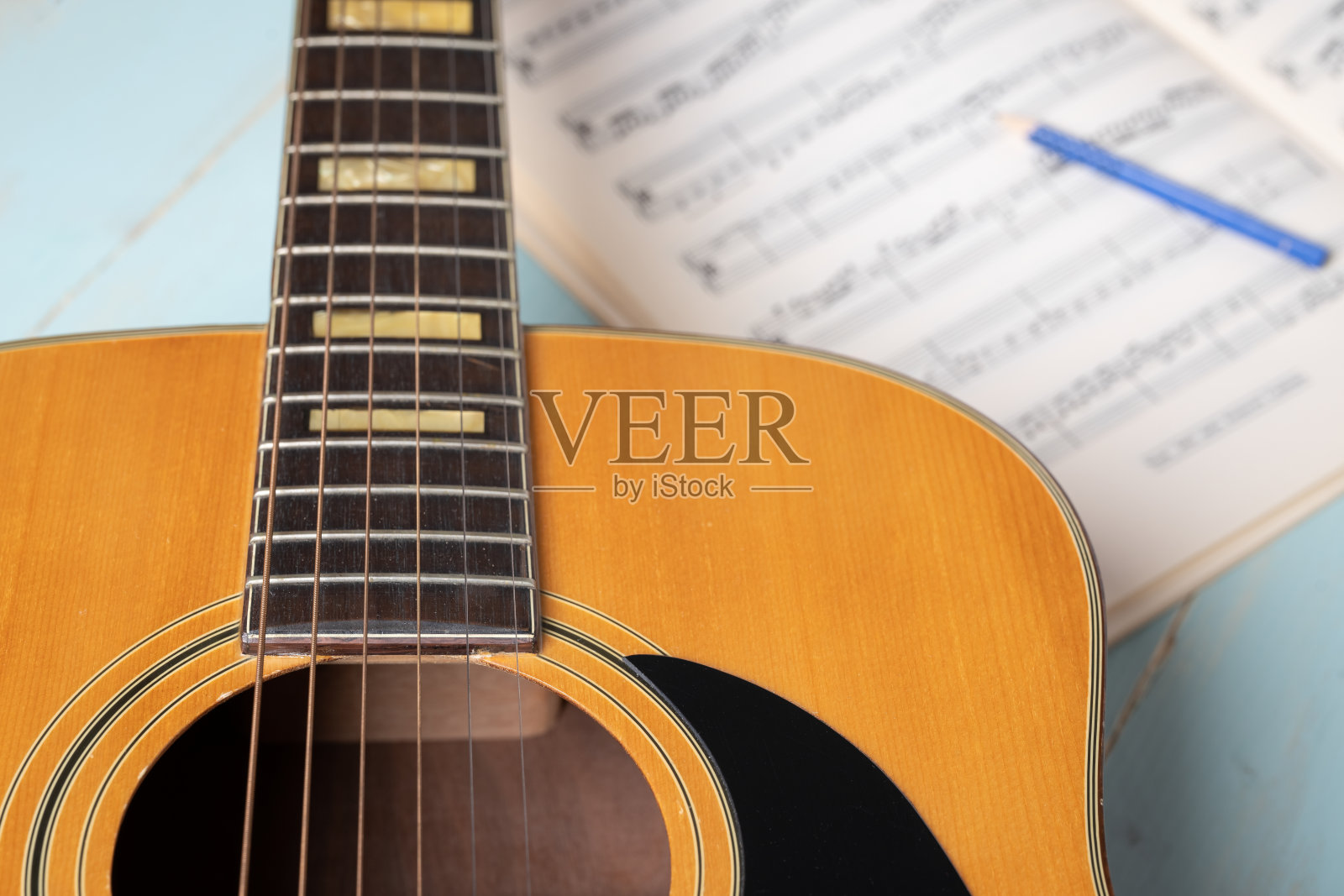 原声吉他铅笔和乐谱照片摄影图片