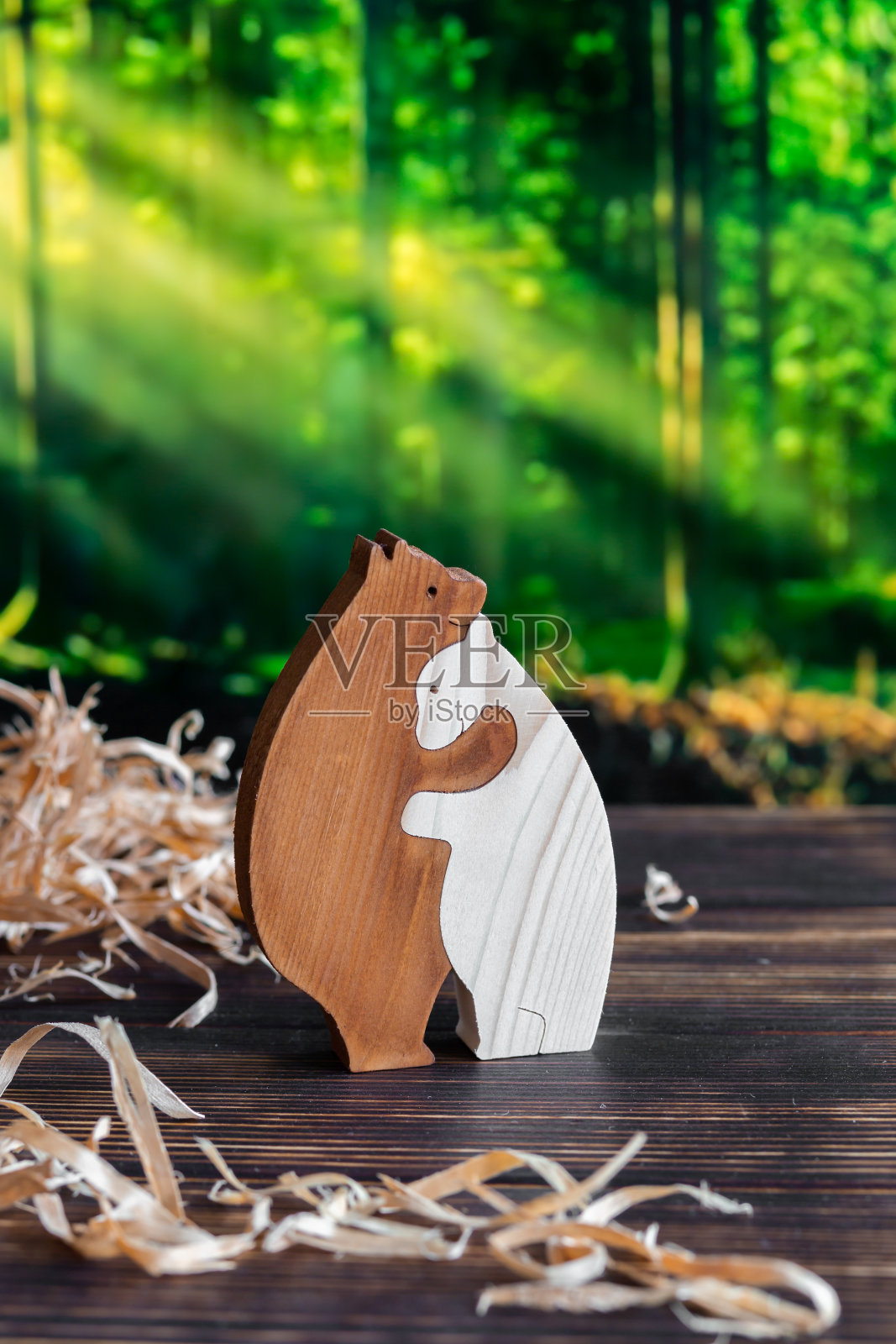 以森林为背景的手工熊家庭形式的木制拼图照片摄影图片