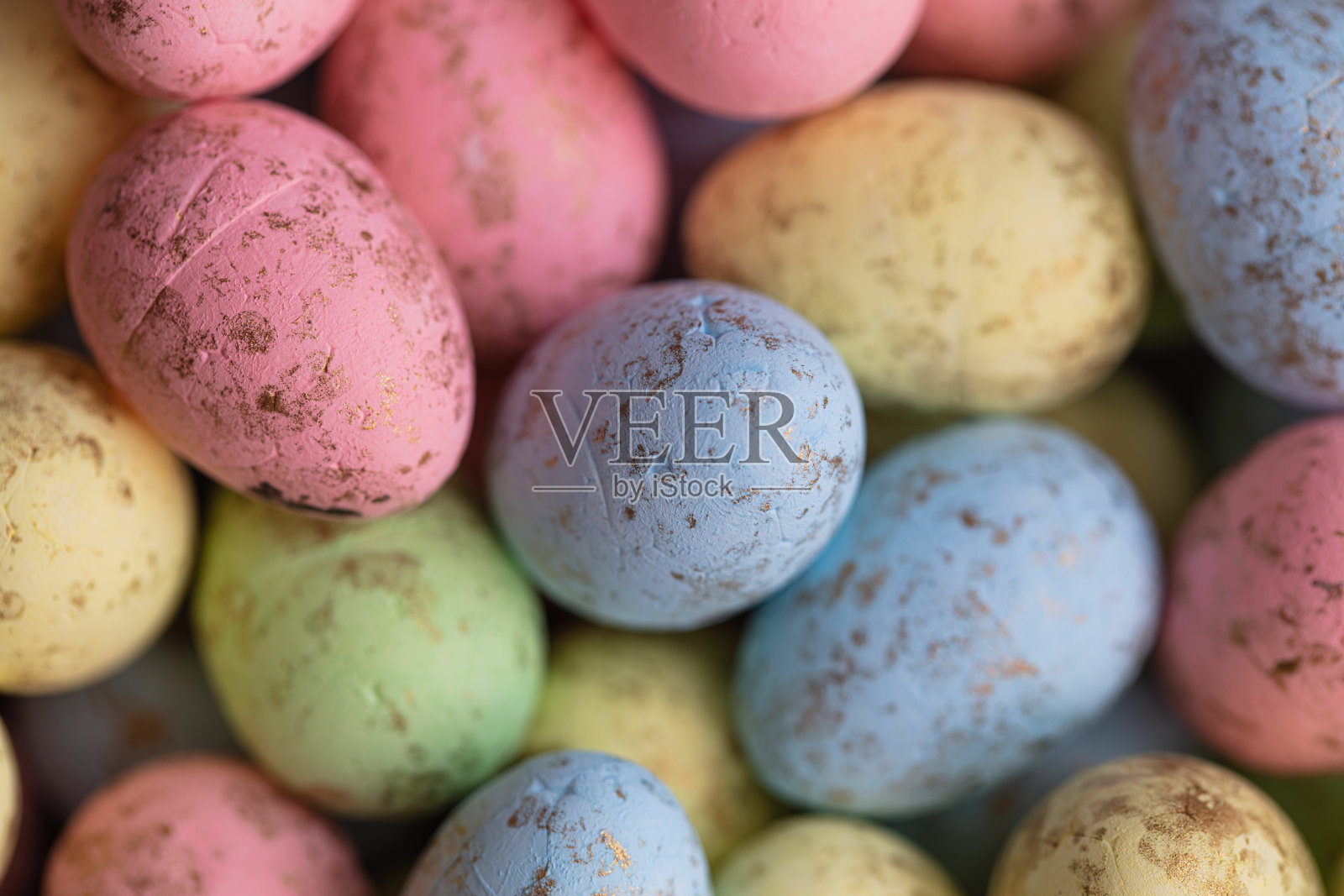 彩色小鸡蛋的特写背景。照片摄影图片