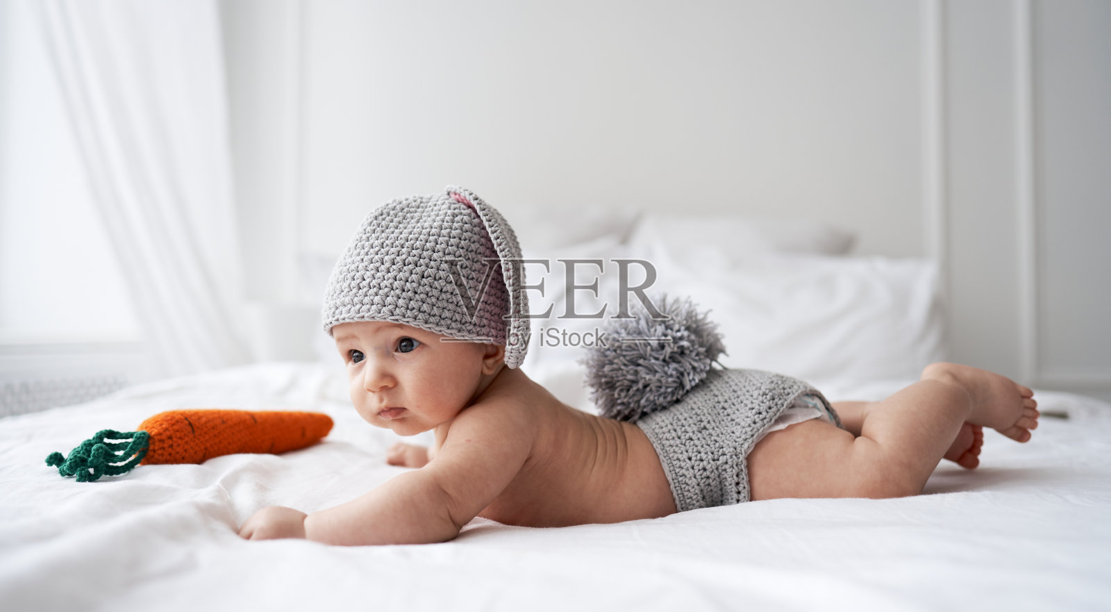 穿着戏服的快乐宝宝，白色背景上的兔子照片摄影图片