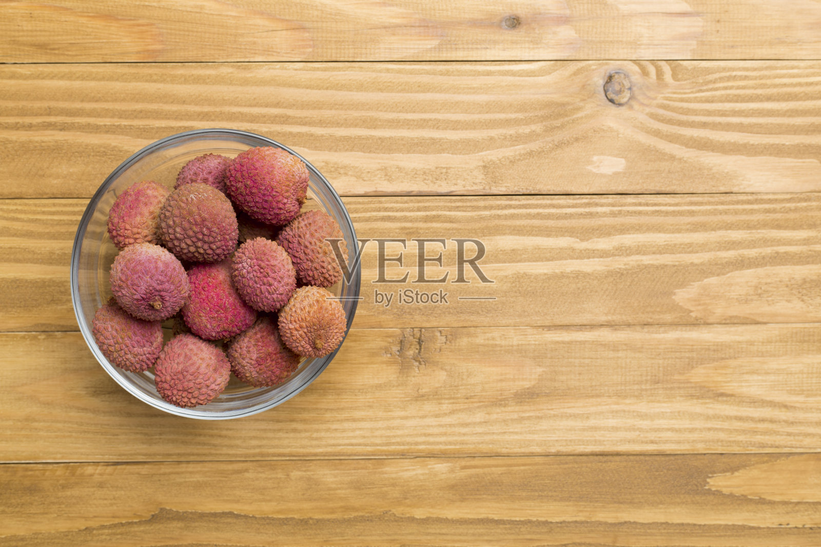 荔枝在碗上木制背景。俯视图，复制空间文本照片摄影图片