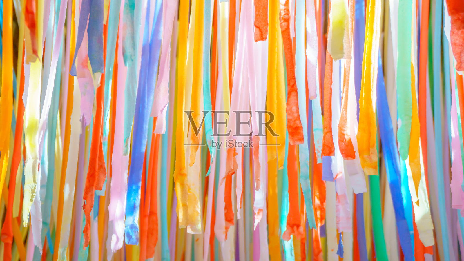 被切成各种颜色的条状的织物照片摄影图片