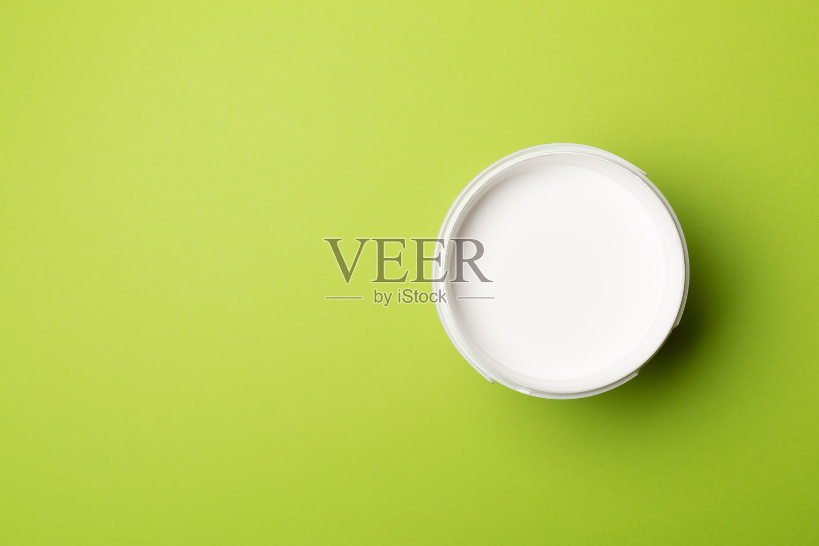 在颜色背景上油漆桶的俯视图照片摄影图片