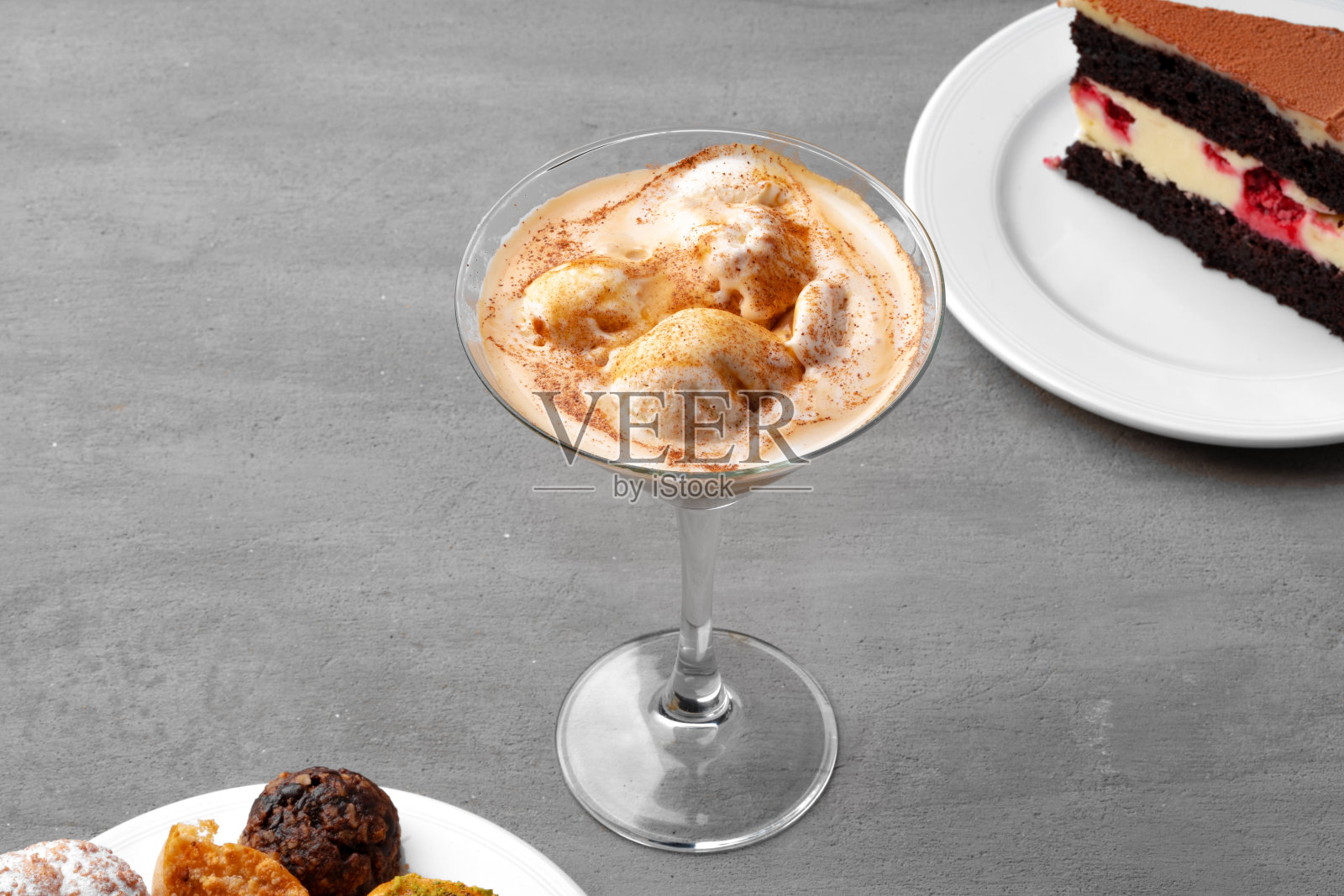 灰色的桌子上有咖啡杯和糖果照片摄影图片