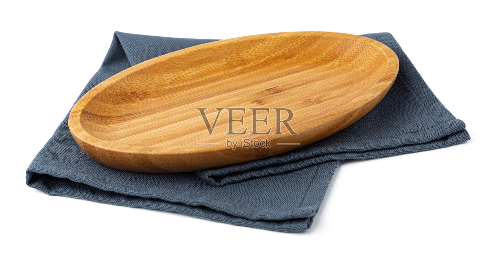 木制的盘子和桌布在白色的背景照片摄影图片