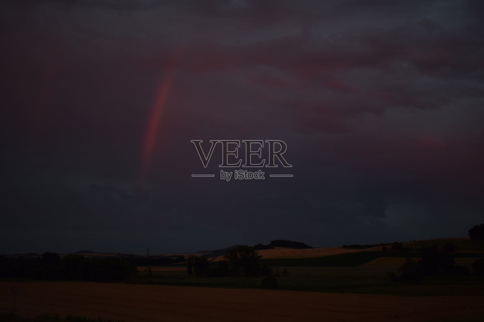 最后日光中的彩虹照片摄影图片