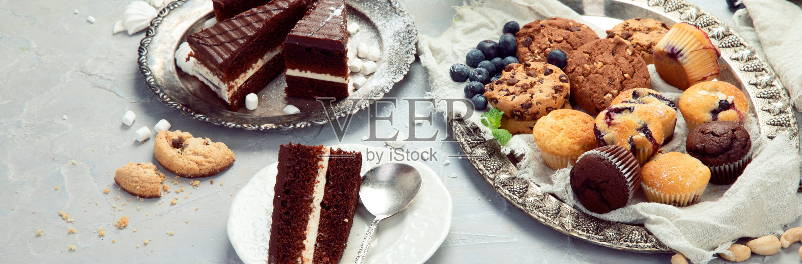 甜点桌，各种小吃在浅色的背景上。照片摄影图片