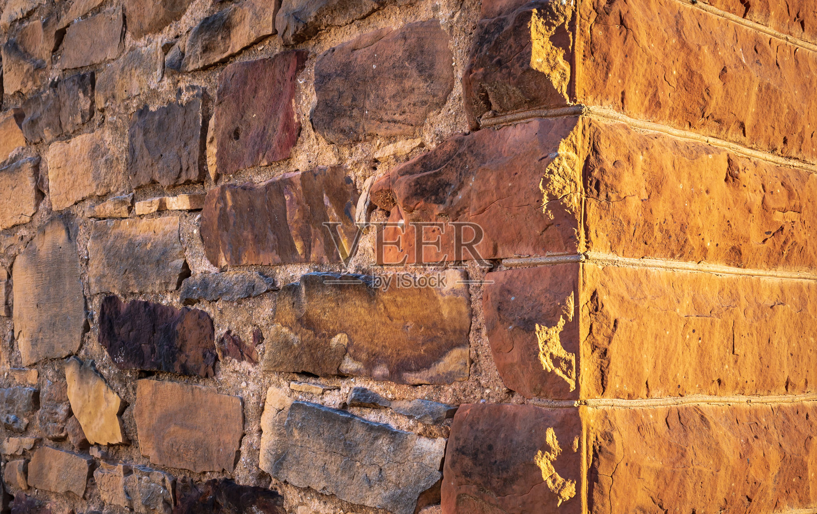 在一座旧砖房的角落里照片摄影图片