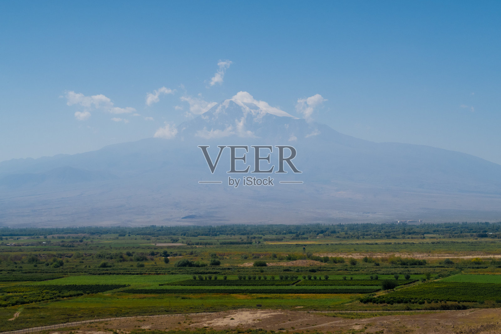 亚拉腊山葡萄园景观。阿拉拉特山谷的葡萄田。霍尔维拉普和阿拉拉特山的景色。亚美尼亚山脉风景如画。库存图片照片摄影图片