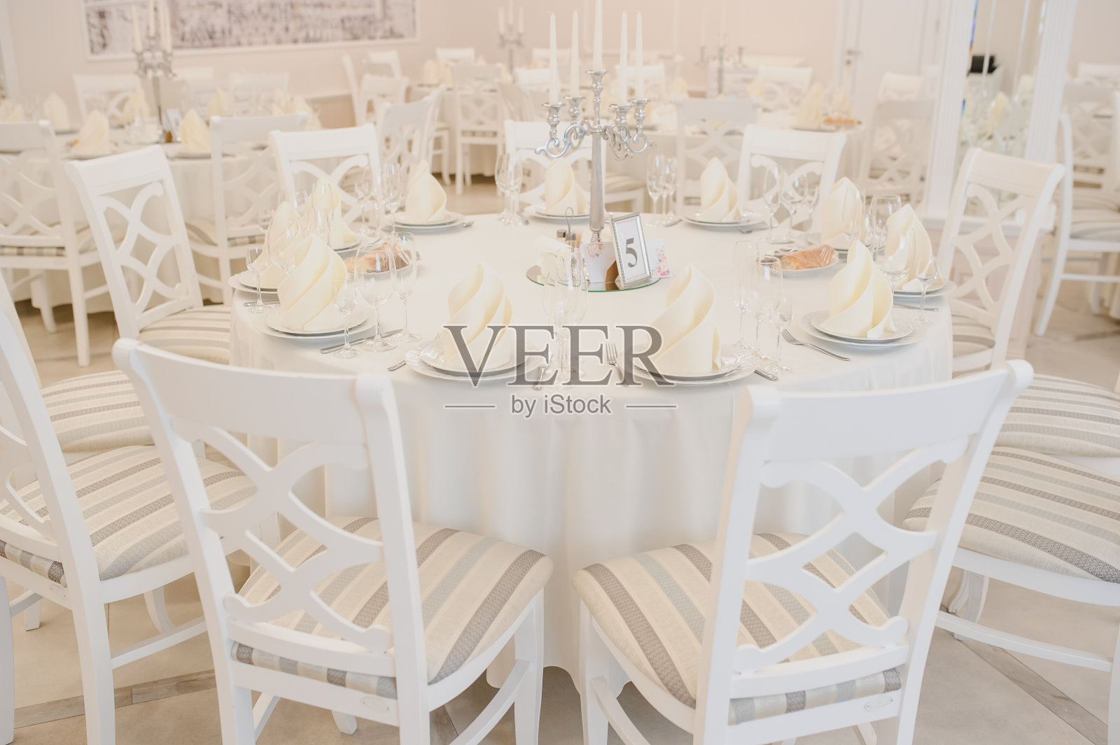 婚礼餐桌上的餐具和玻璃杯特写照片摄影图片