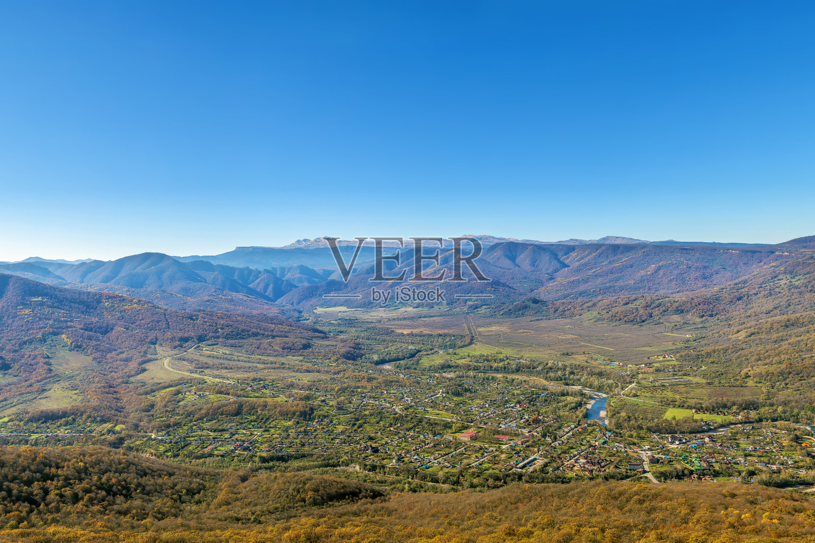 俄罗斯Adygea Dakhovskaya村的鸟瞰图照片摄影图片