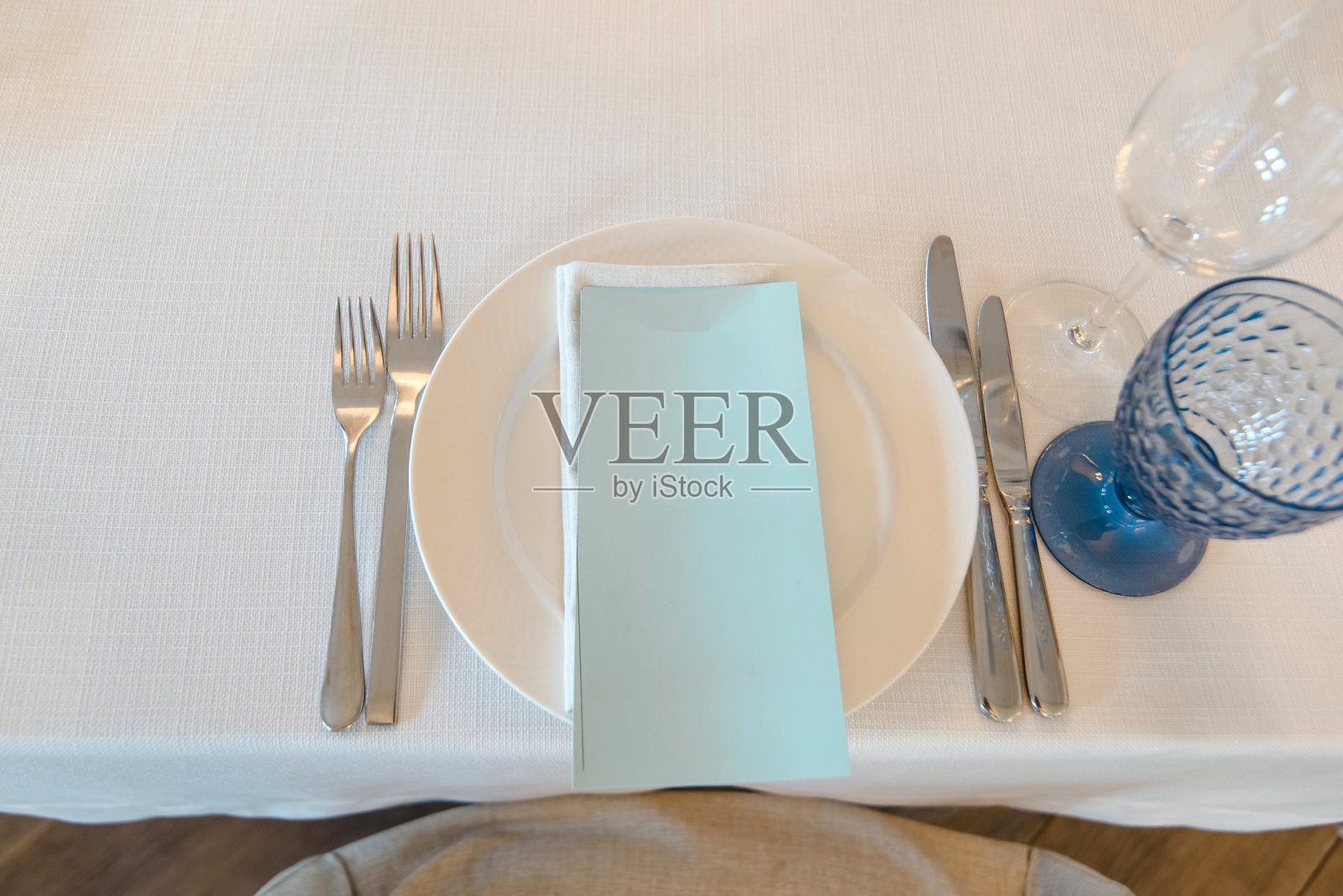 婚礼餐桌上的餐具和玻璃杯特写照片摄影图片