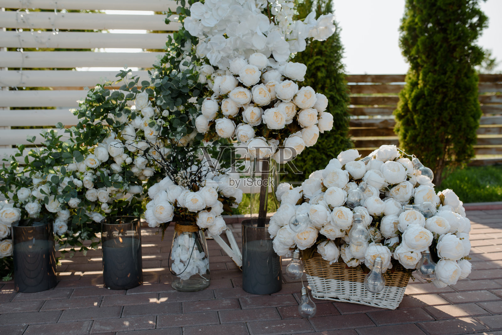 婚礼招待会上的装饰人造花照片摄影图片