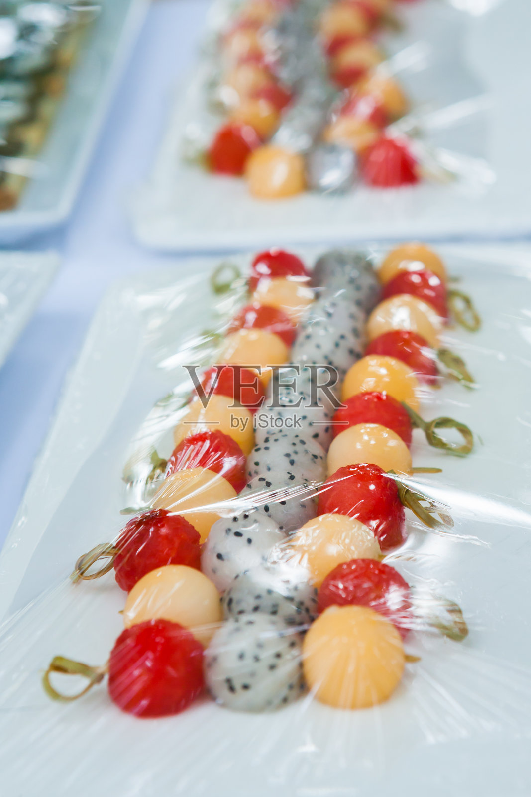 为欢迎派对准备好了小点心。照片摄影图片