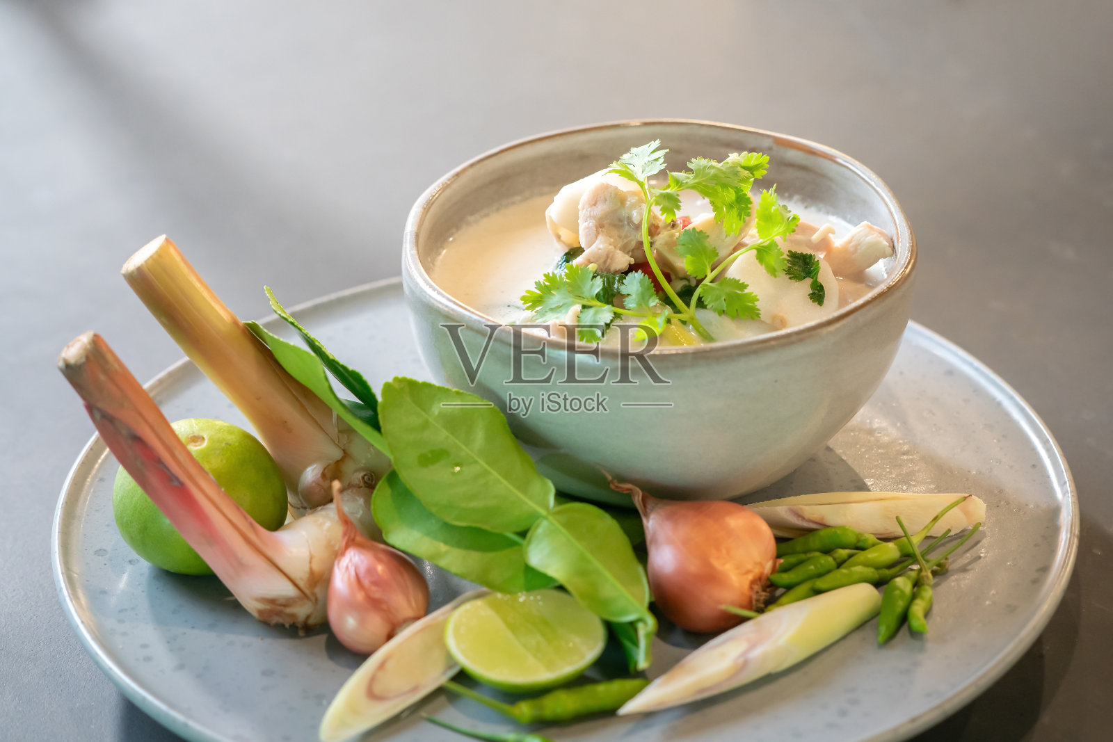 椰子汁配鸡汤，美味的泰国菜在工作室的灯光下拍摄。照片摄影图片