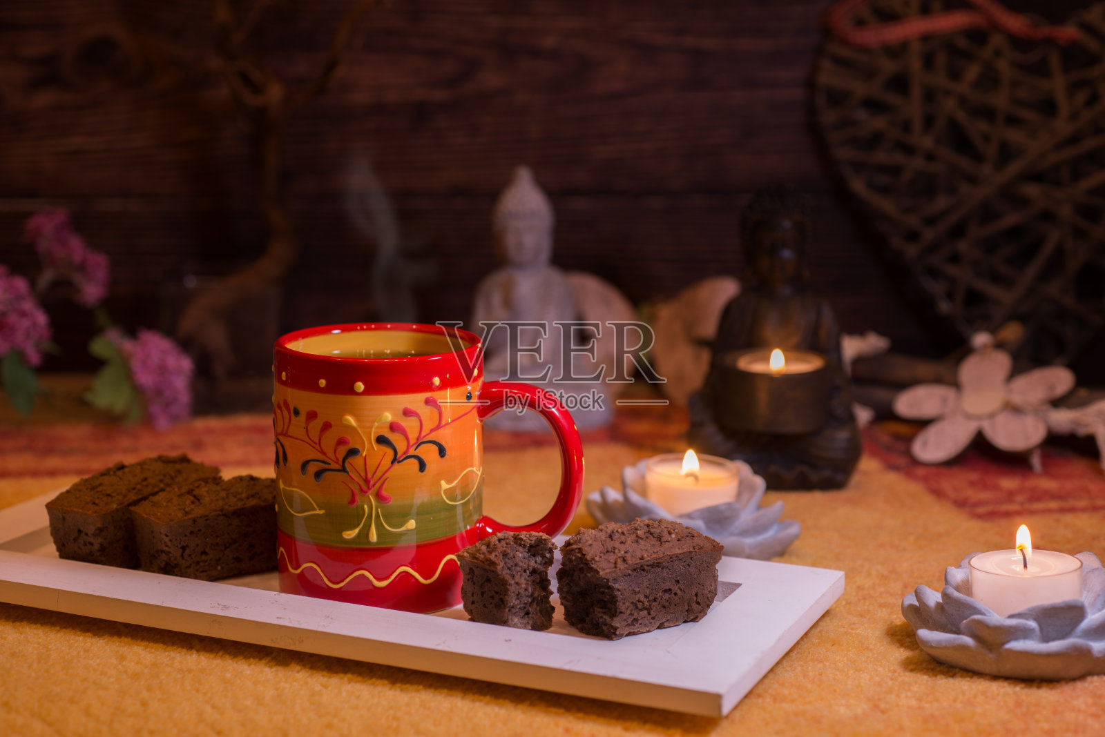 旧木屋里的咖啡或茶杯，配上小蛋糕和蜡烛照片摄影图片