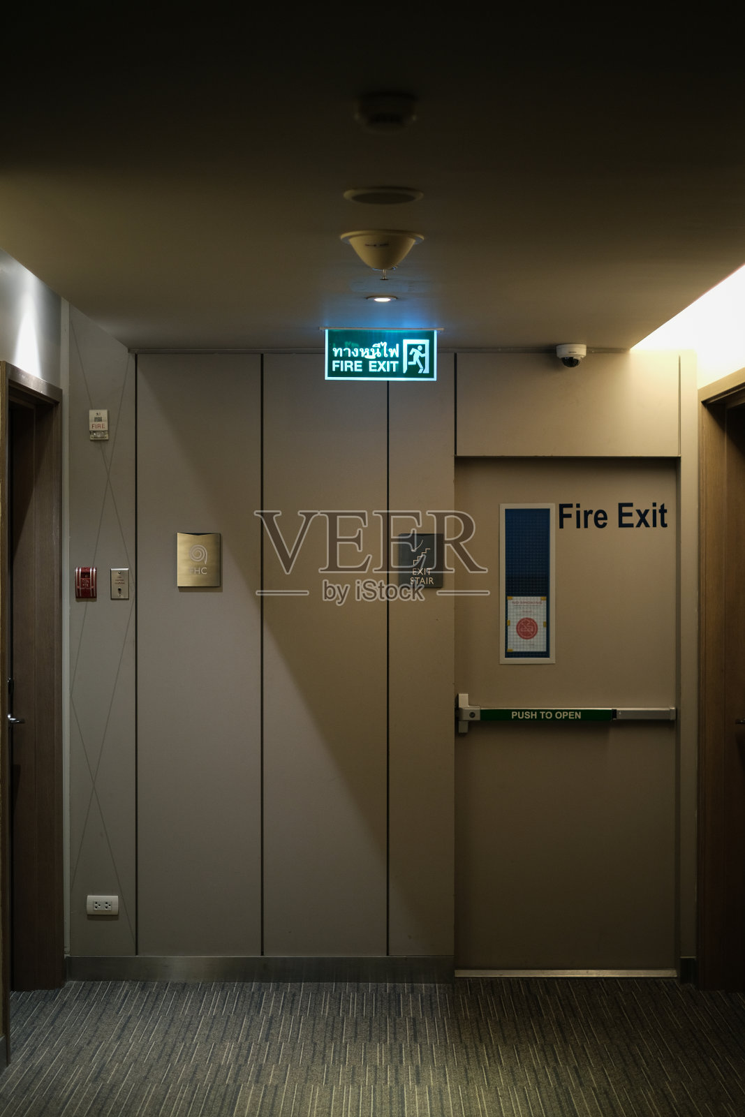楼内走廊设有紧急出口标志。照片摄影图片