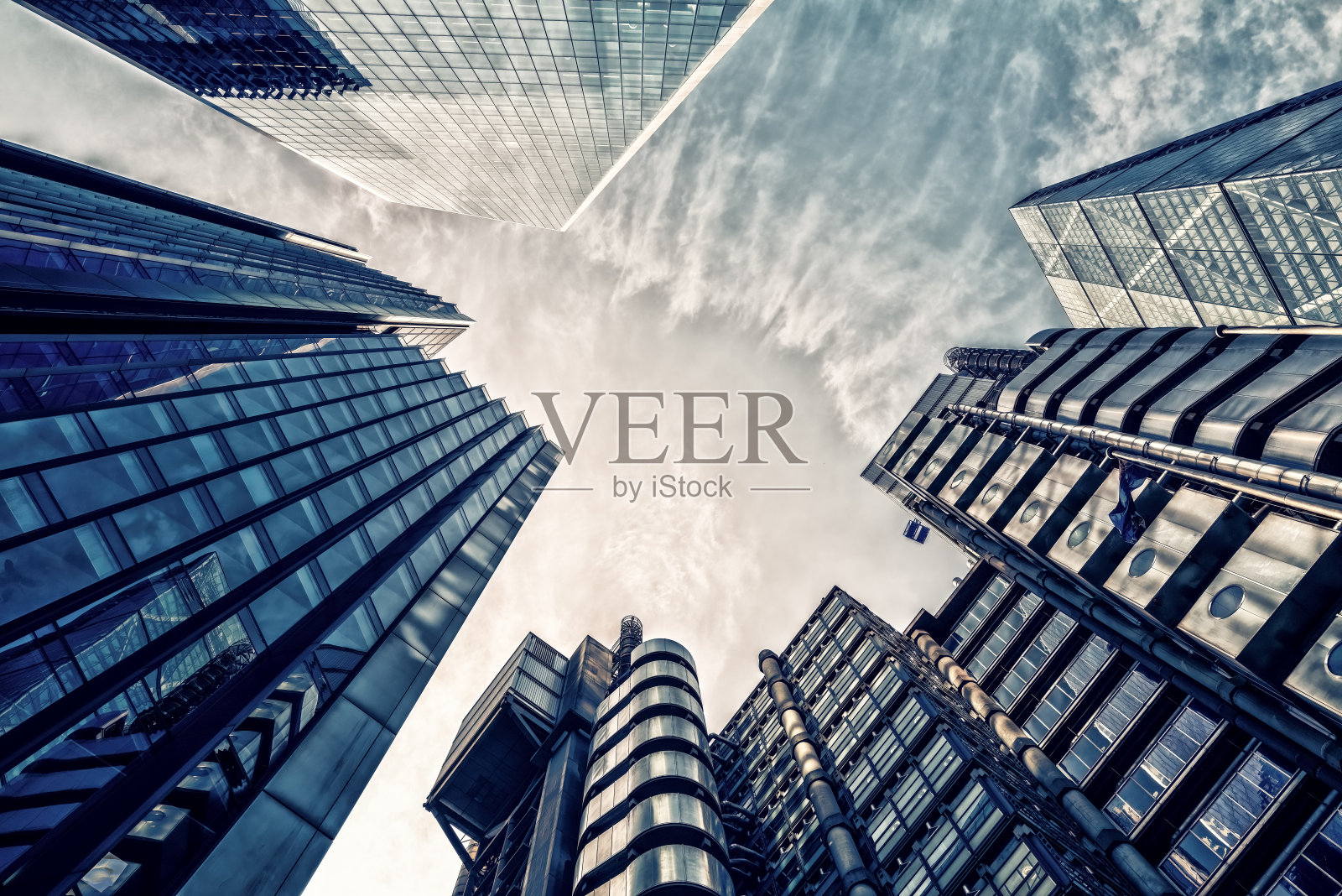 城市景观的钢和玻璃。未来主义建筑和天空。照片摄影图片