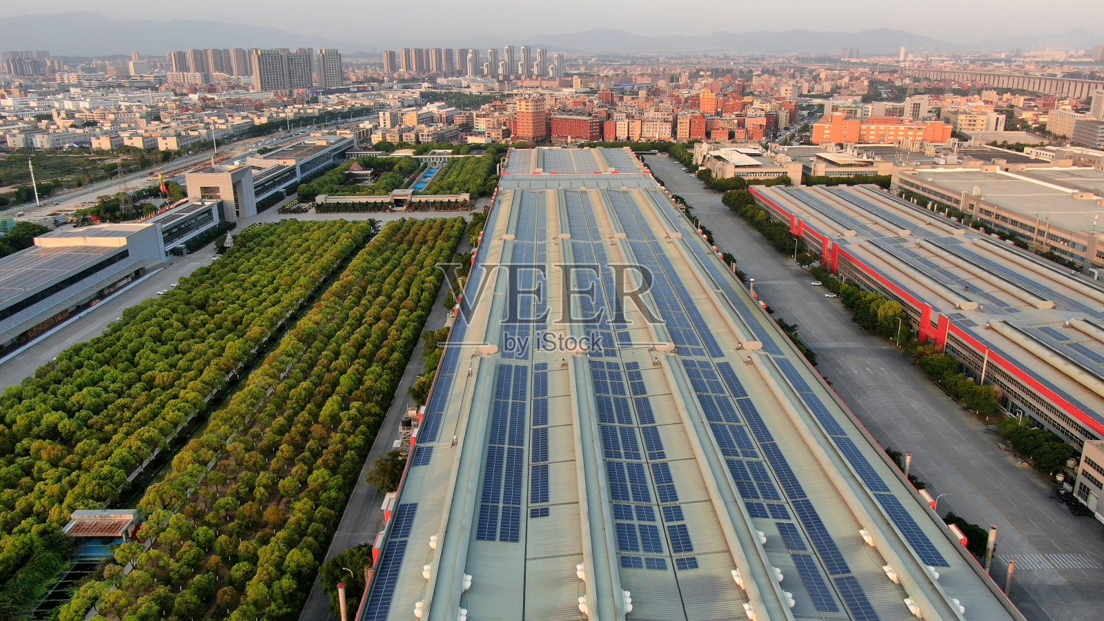 制造太阳能屋顶工厂照片摄影图片