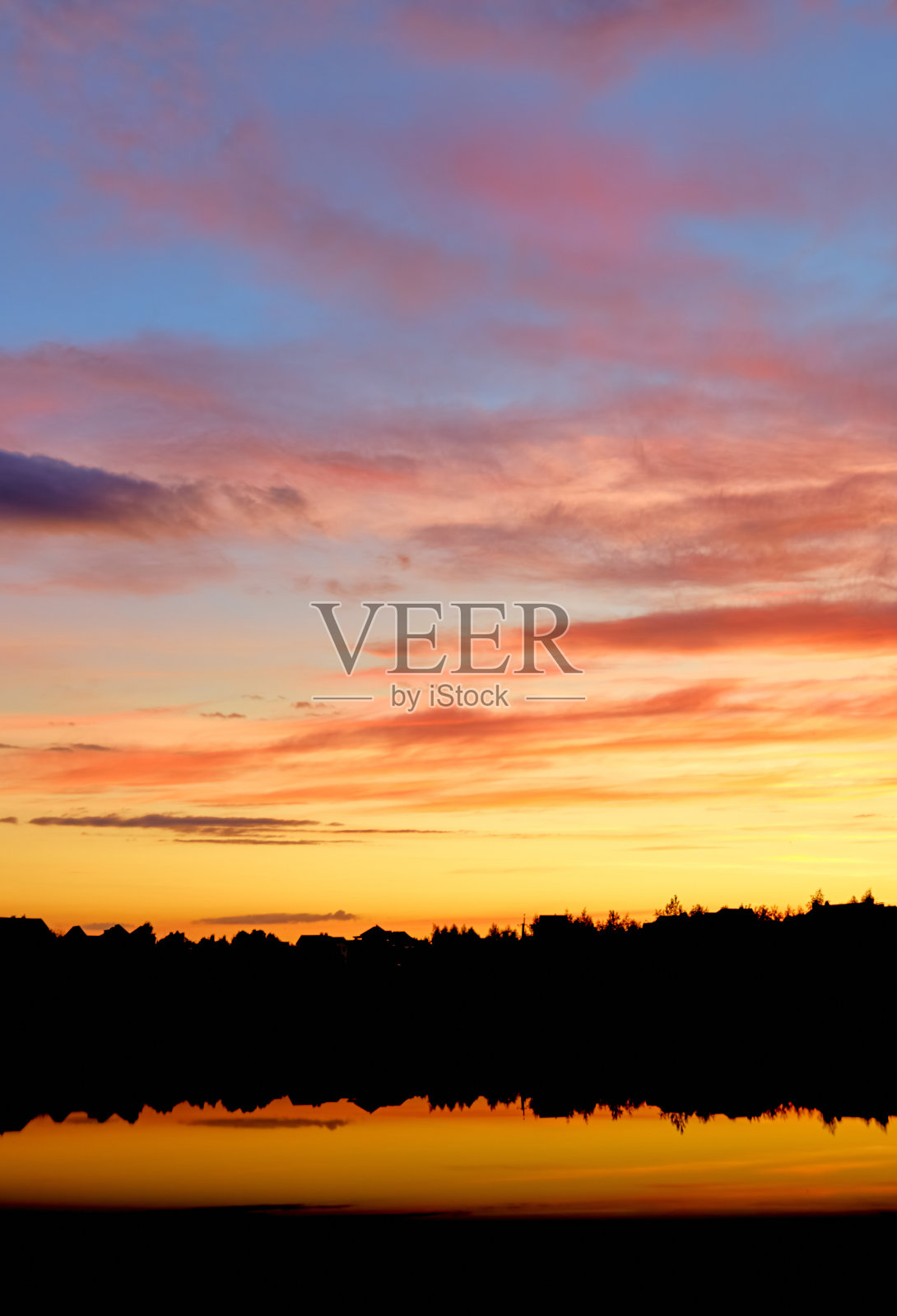 背景彩色多云的天空日落。天气预报的概念。戏剧性的《暮光之城》。副本的空间。自然墙纸。横幅。明亮的颜色。夏天放松。晚上。美丽的风景。金色的小时照片摄影图片