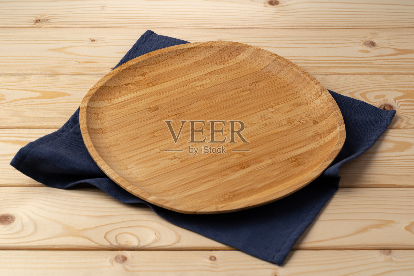 砧板和棉布餐巾放在木桌上照片摄影图片