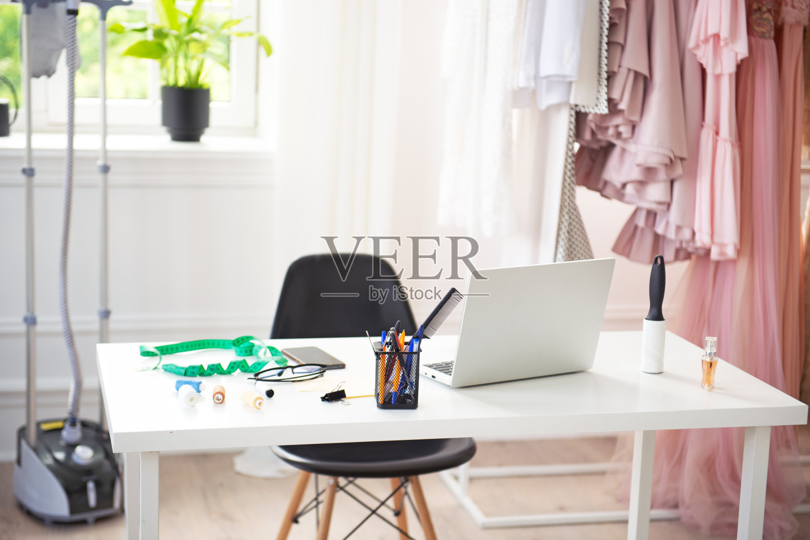 女裁缝工作场所，接受订单并做笔记。笔记本电脑工作照片摄影图片