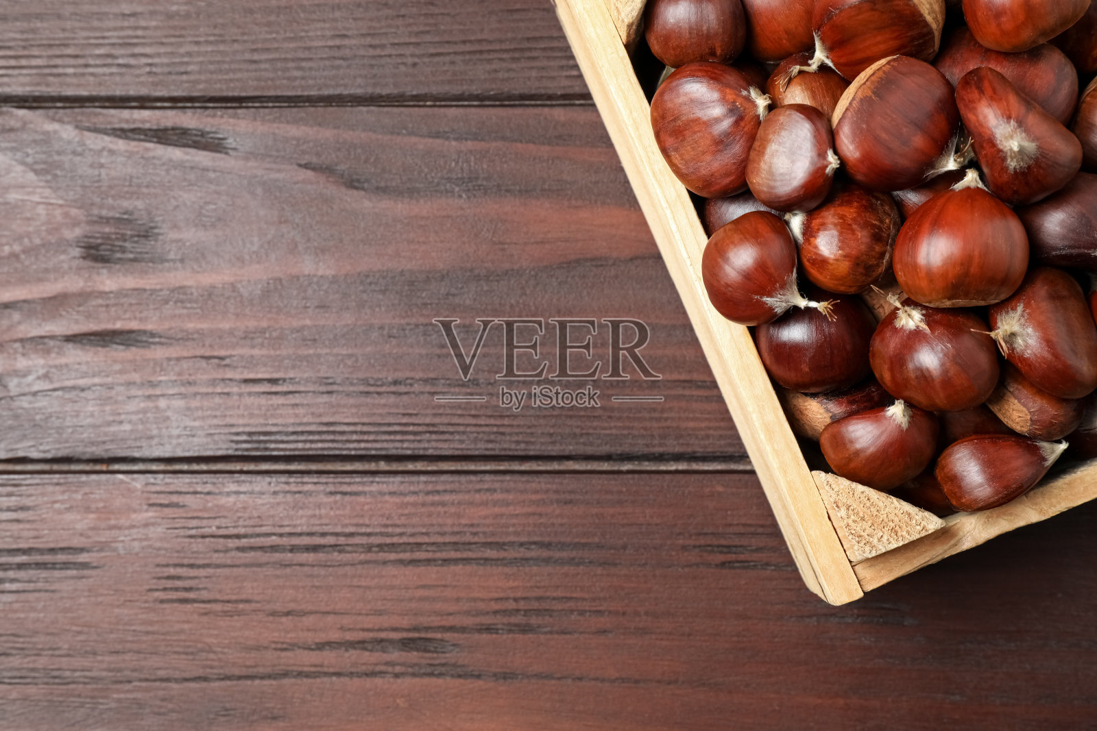 鲜甜可食用板条箱在木桌子上，俯视图。空间的文本照片摄影图片