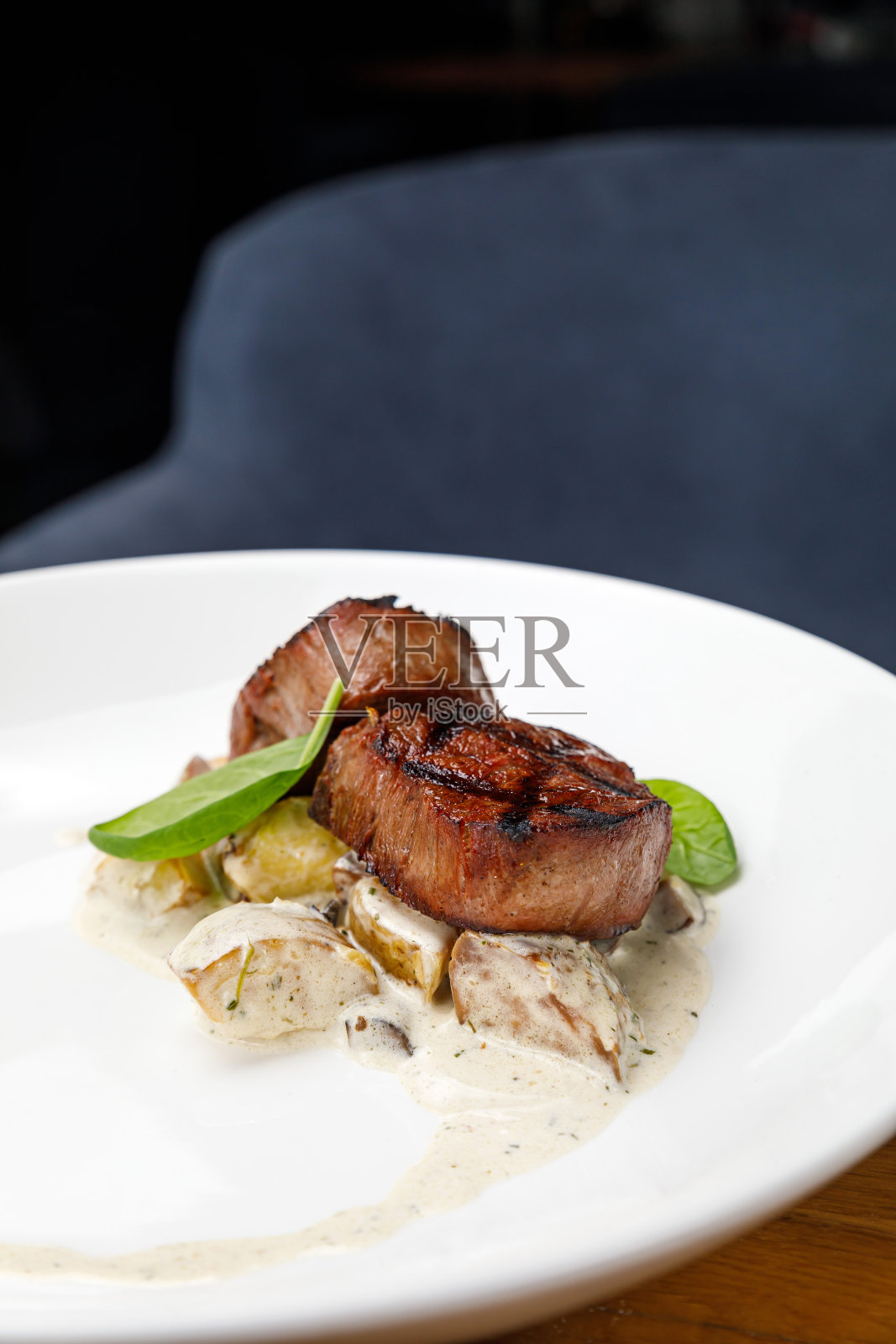 美味的食物放在木桌上照片摄影图片