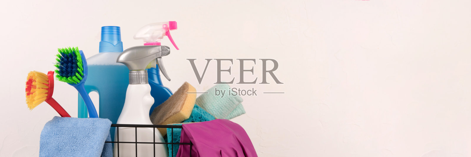 横幅。篮子与清洁产品对轻墙背景与复制空间。清洁服务理念照片摄影图片