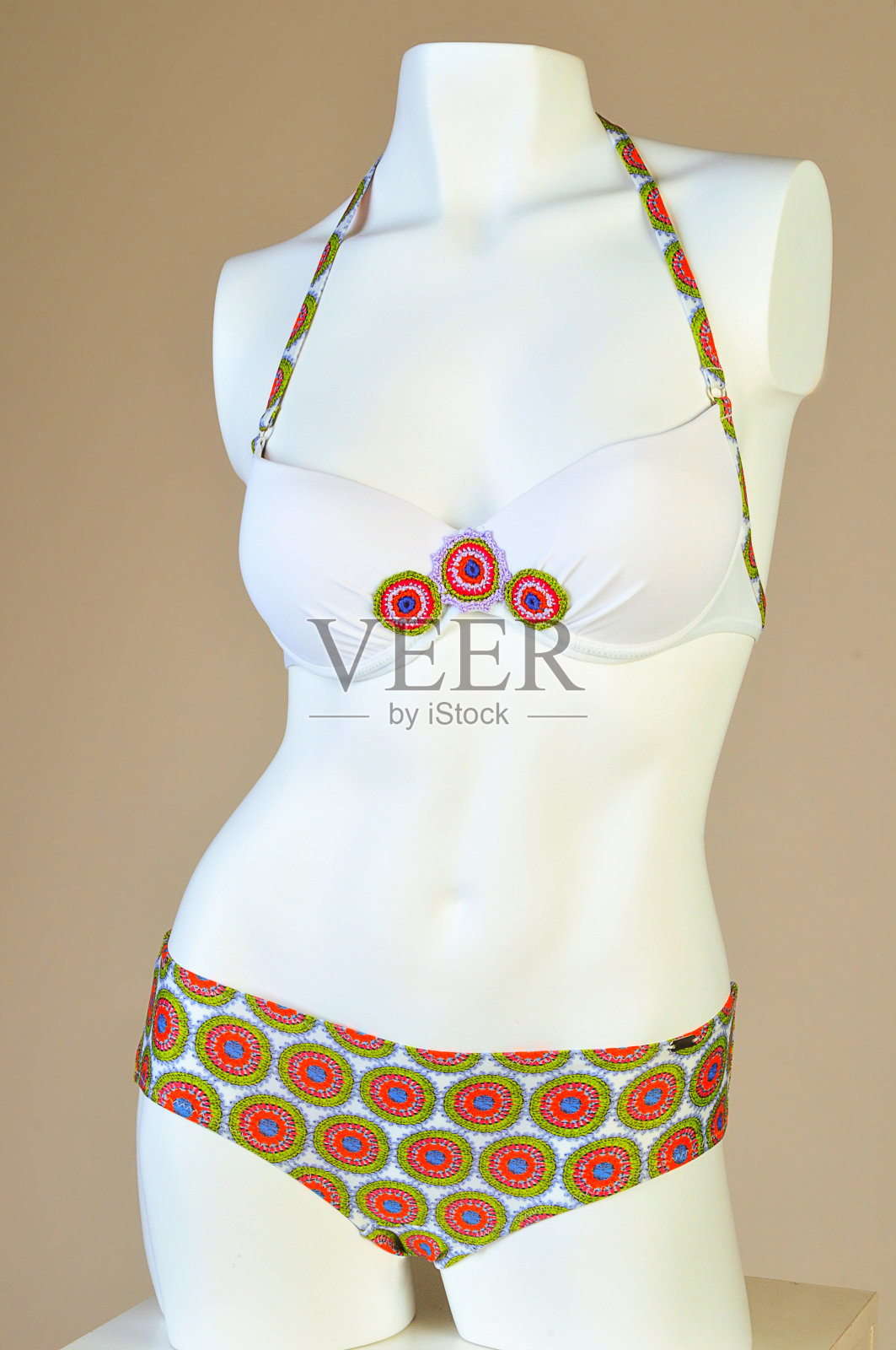 女人的泳装，穿在模特身上。美丽和时尚的游泳衣与装饰照片摄影图片