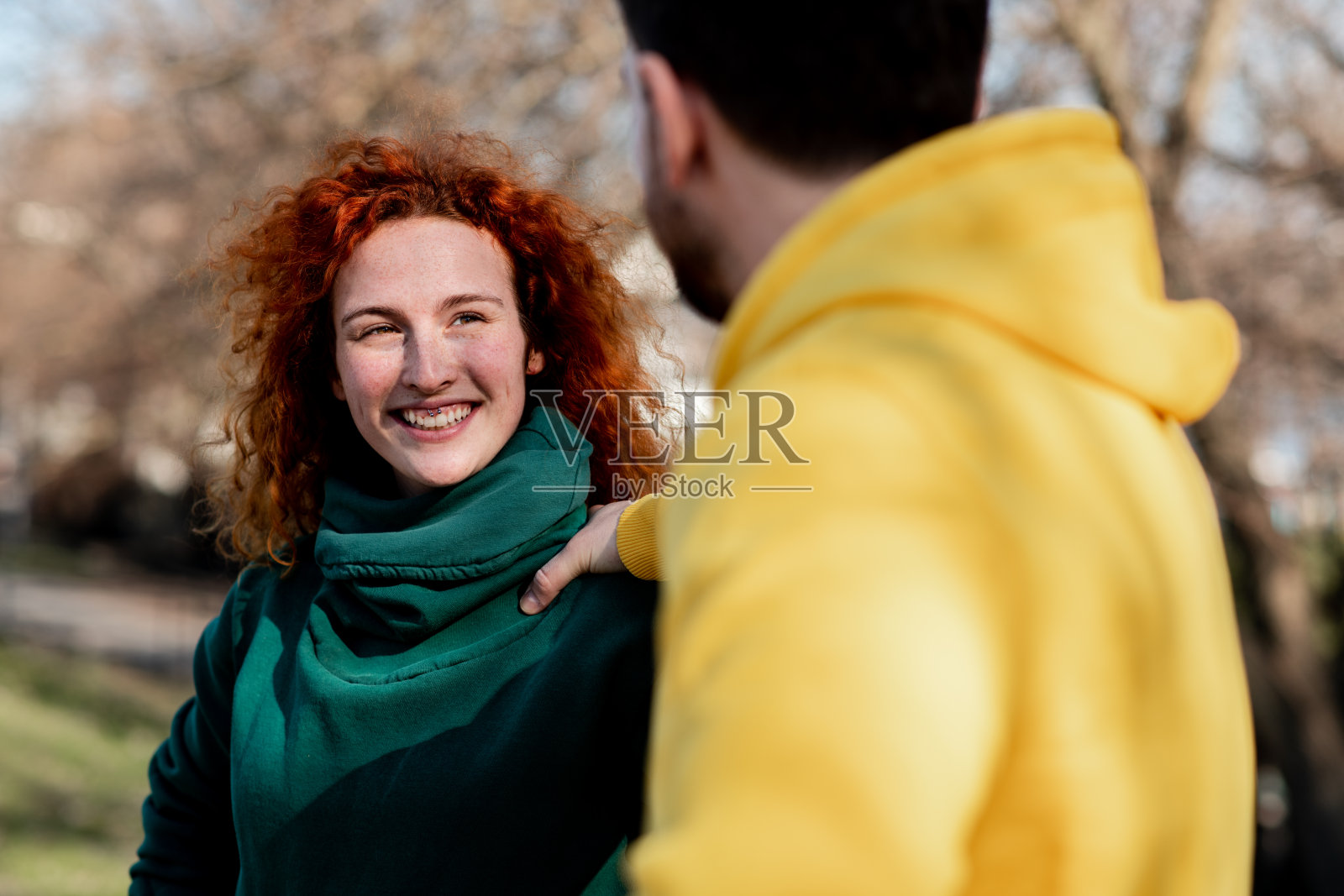 一对运动情侣站在外面聊天照片摄影图片