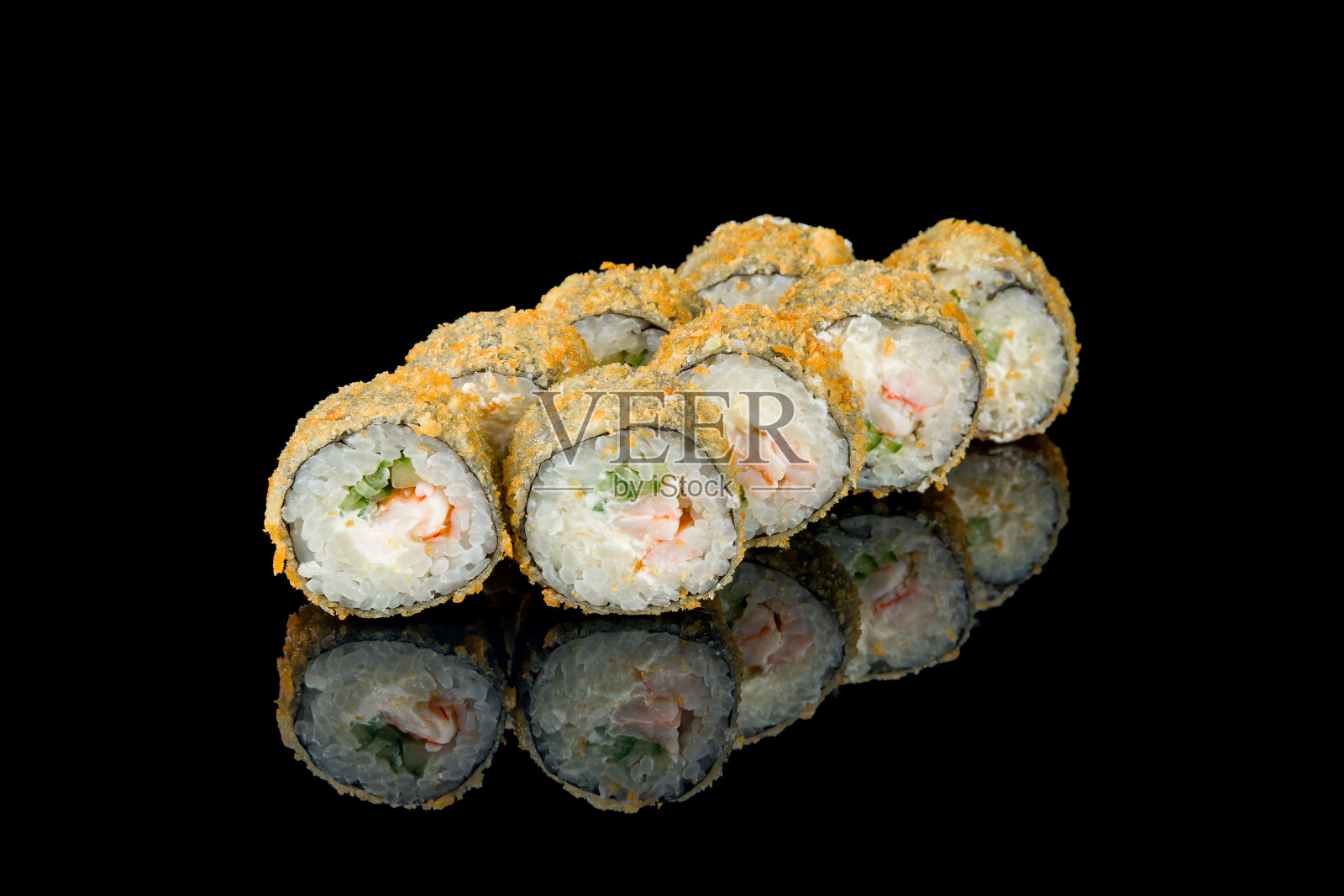 热卷与虾在黑色与反射照片摄影图片