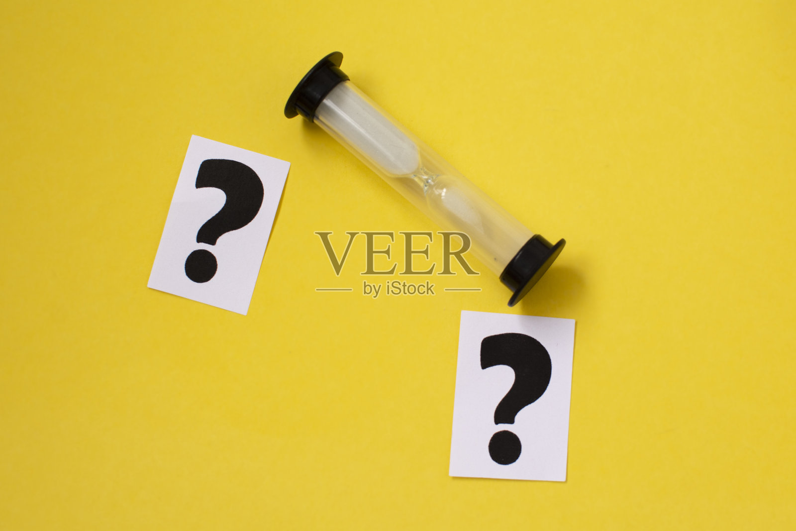 沙漏作为一种消磨时间的概念，代表了时间的业务期限、紧迫性和结果照片摄影图片