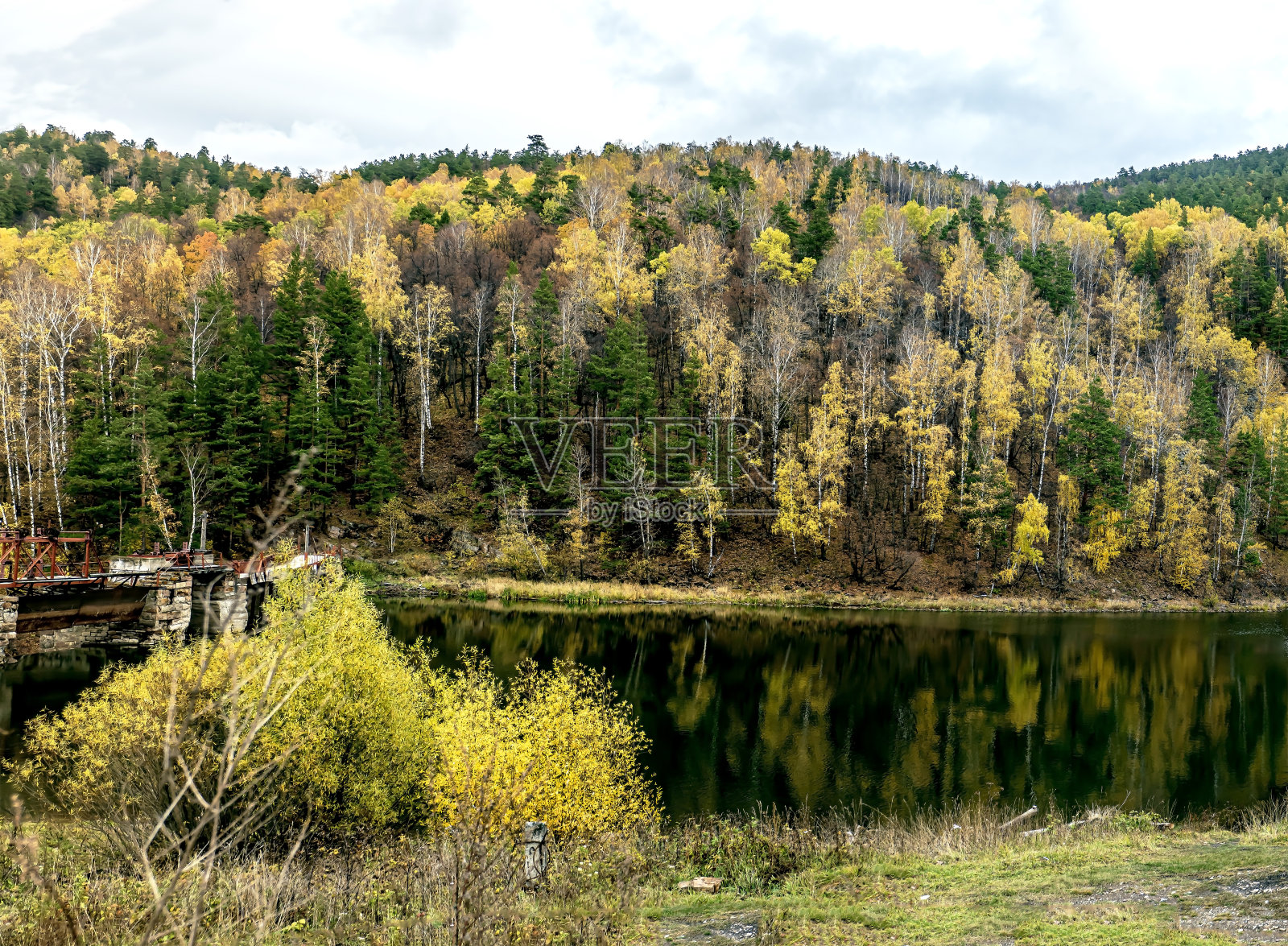 乌拉尔山脉的秋河岸照片摄影图片