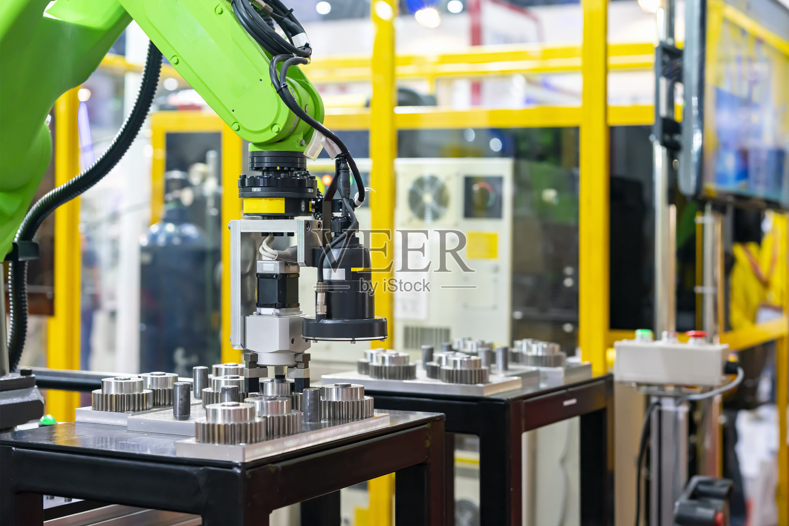 高科技、精密的机器人抓具，配有摄像头和视觉检测的自动夹具或卡盘组件，检测、分拣和捕捉制造过程中金属齿轮的移动或装配照片摄影图片