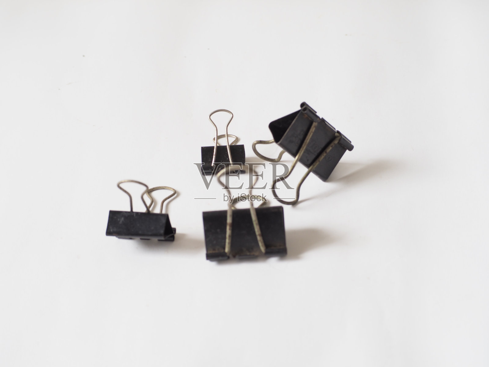 拿着回形针在白色背景上照片摄影图片