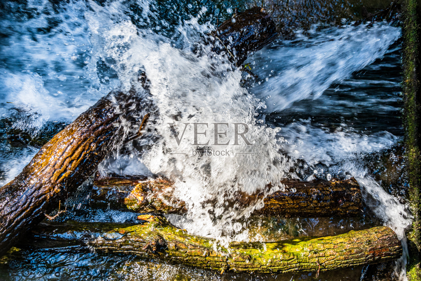 阿尔卑斯山的小瀑布照片摄影图片