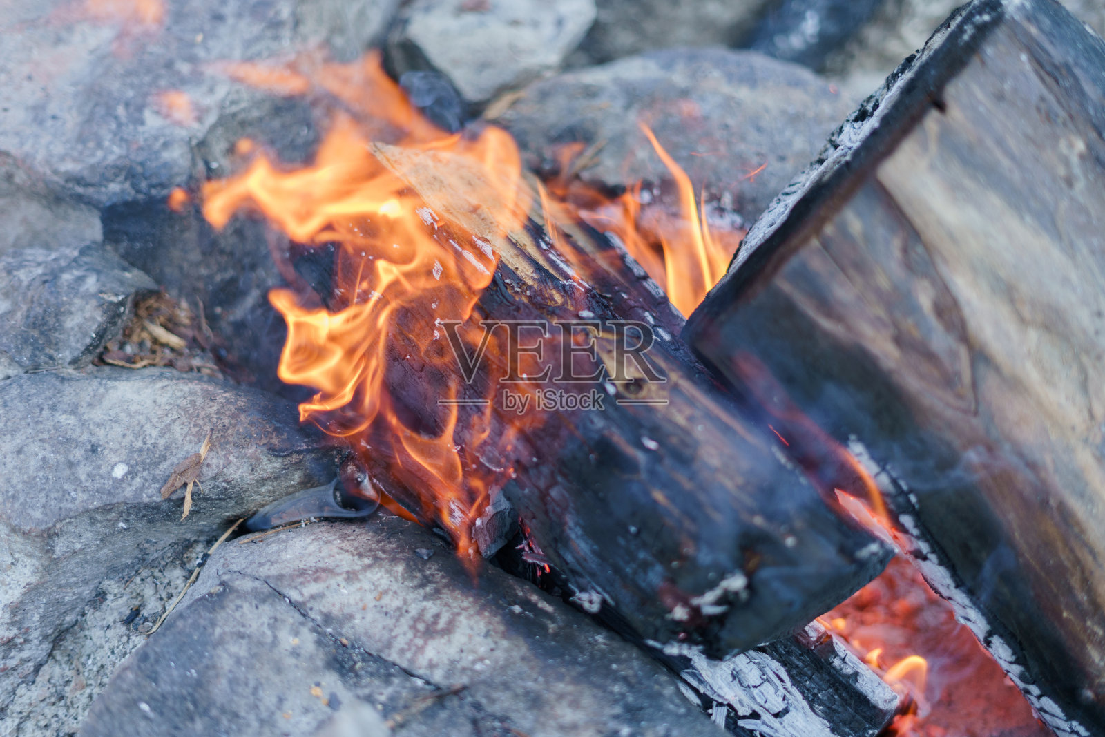 火燃烧的木头。露营的概念照片摄影图片